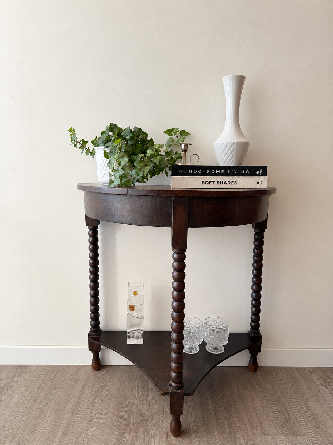 Halfronde sidetable met bolpoten