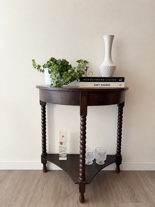Halfronde sidetable met bolpoten