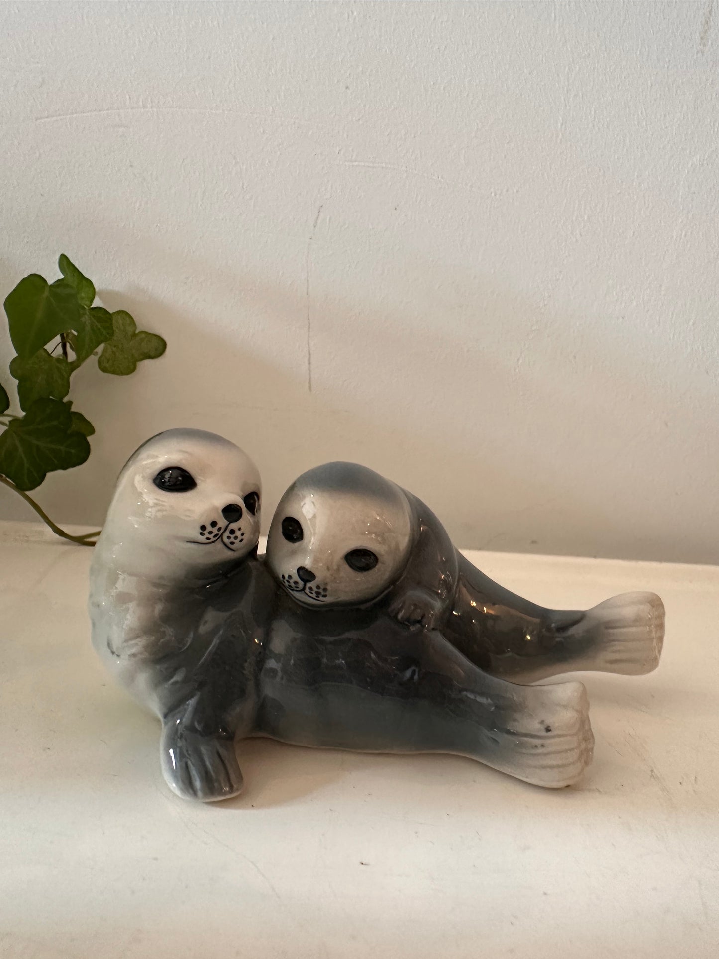 Porseleinen beeldje van twee zeehondjes