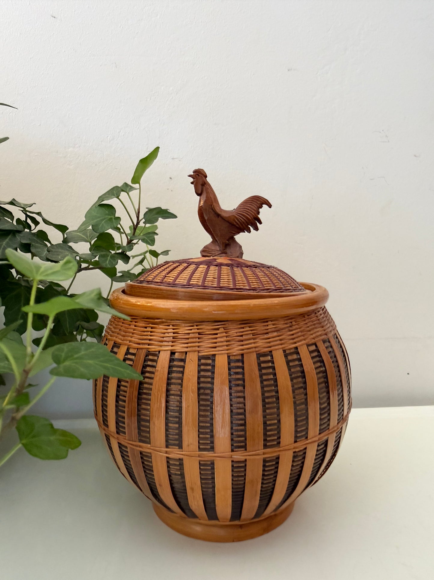 Rotan voorraadpot met haan mid century