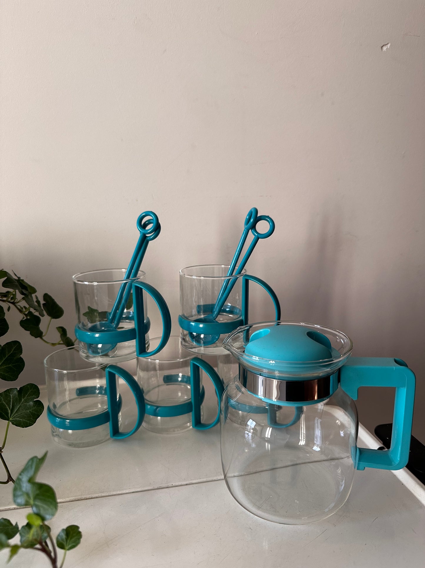 Set van 5 glazen met lepeltjes en theepotje retro