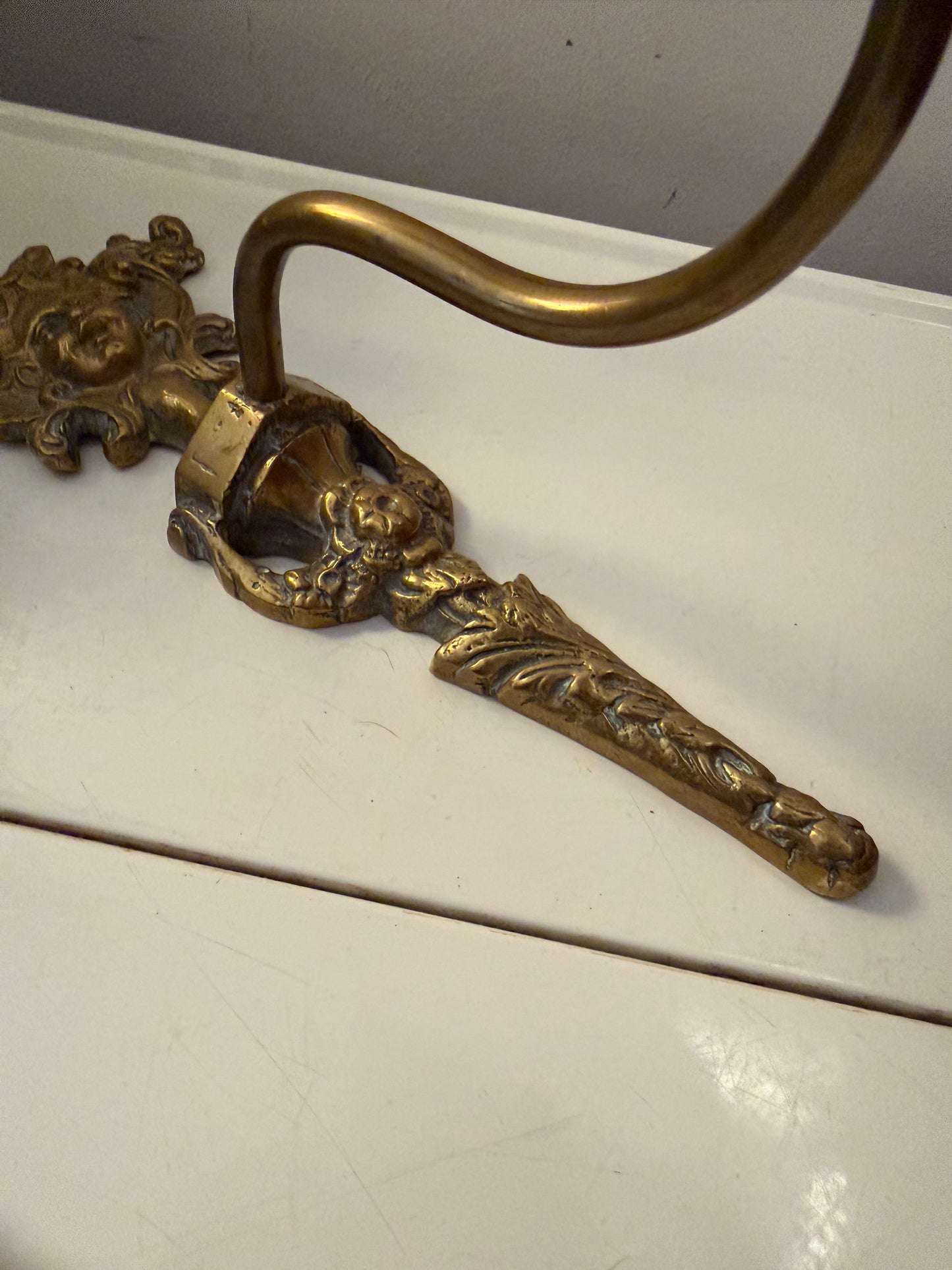 Messing wandkandelaar met ornament