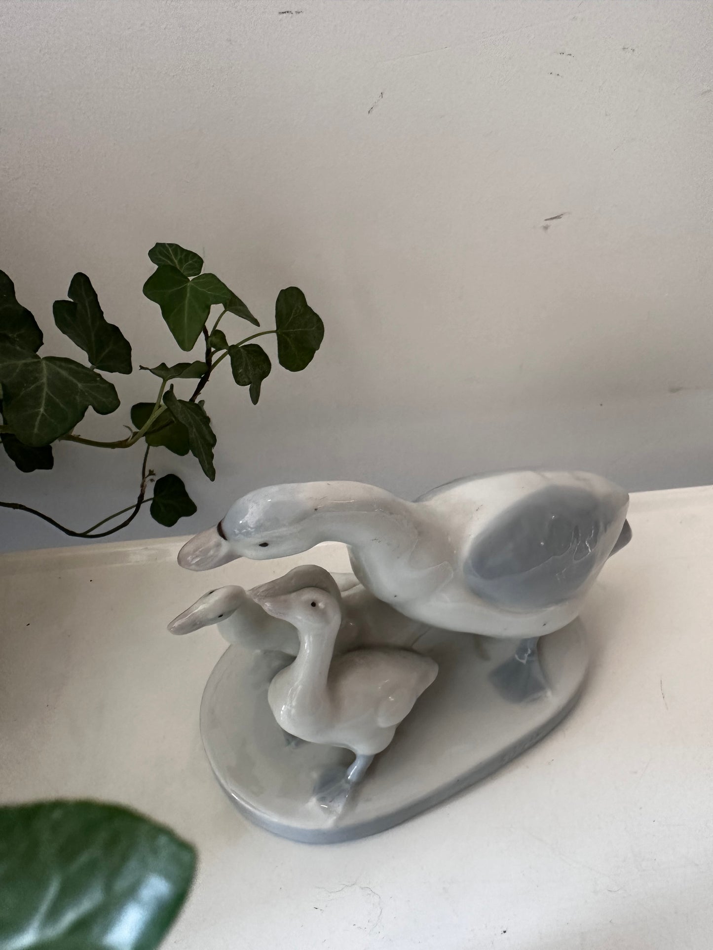 Porseleinen beeldje van gans met kleintjes