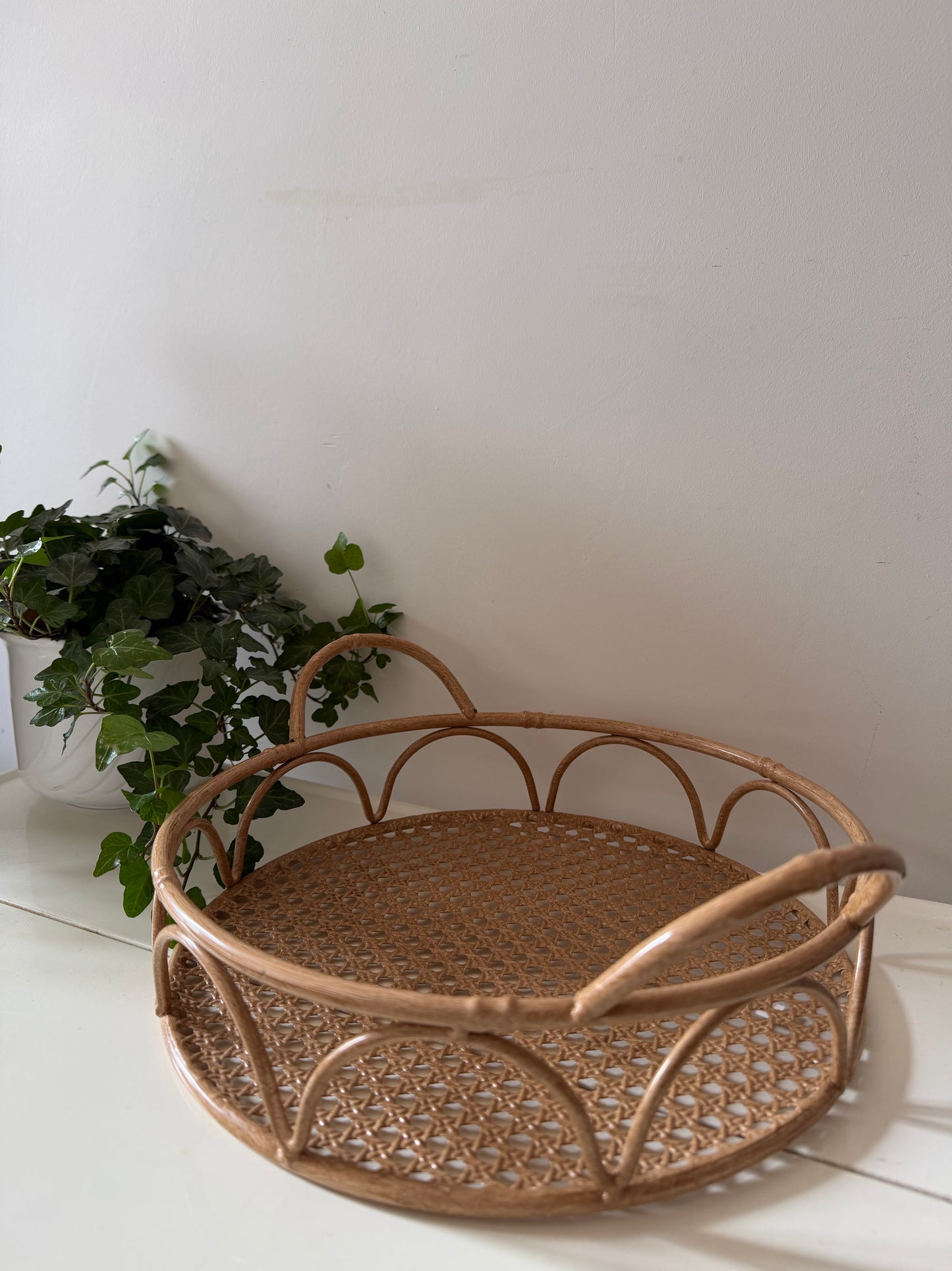 Rond metalen dienblad met rotan look