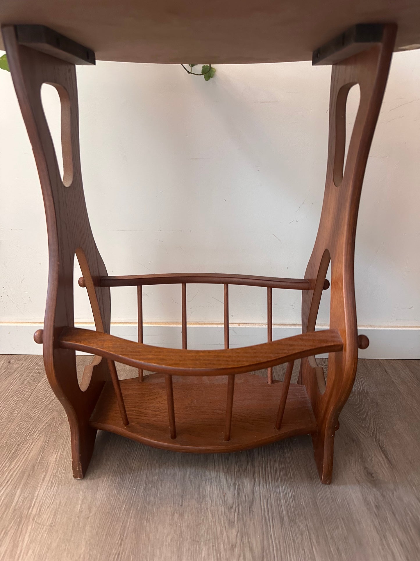 Mid Century bijzettafeltje met krantenrek