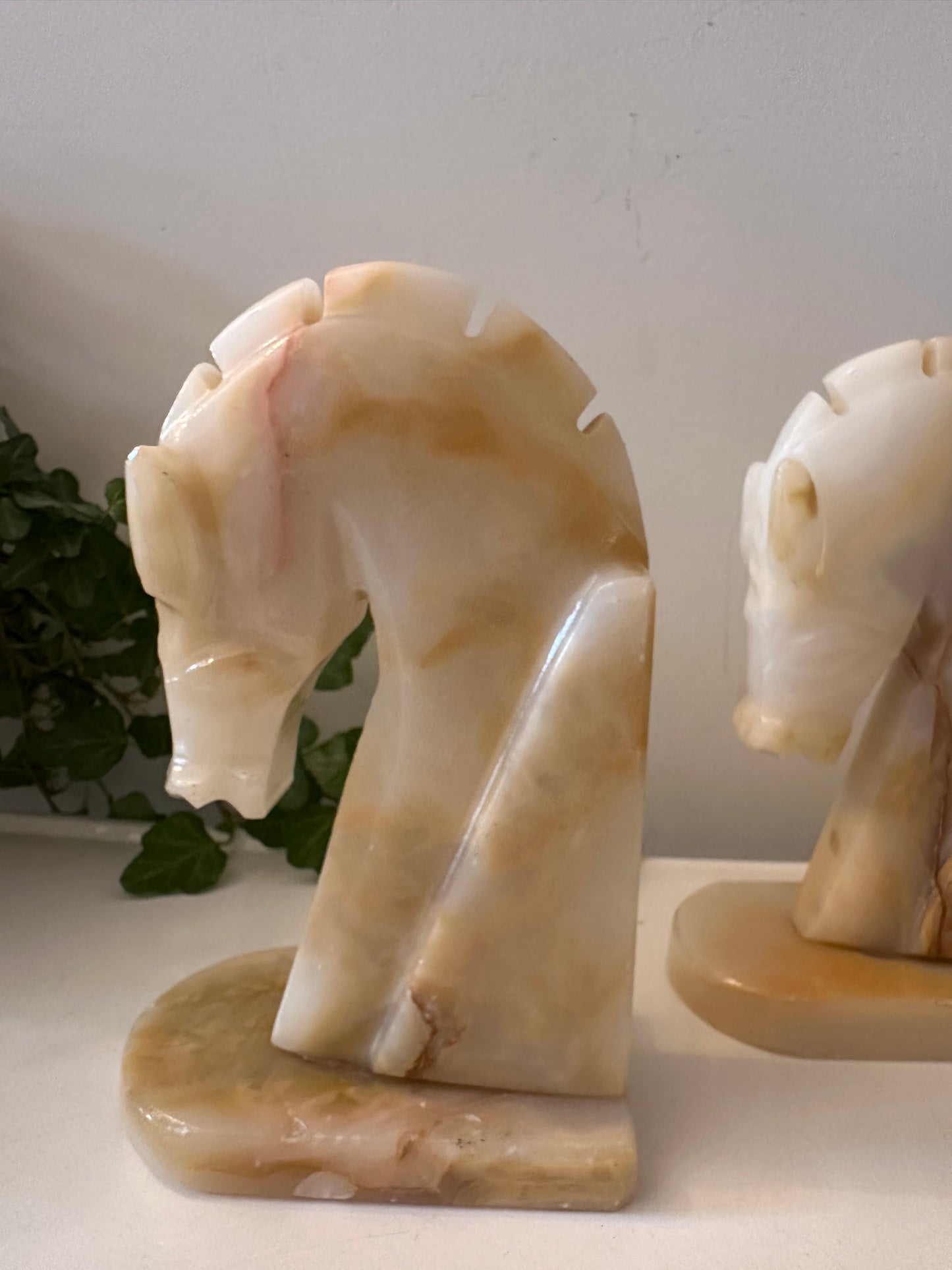 Twee onyx boekensteunen