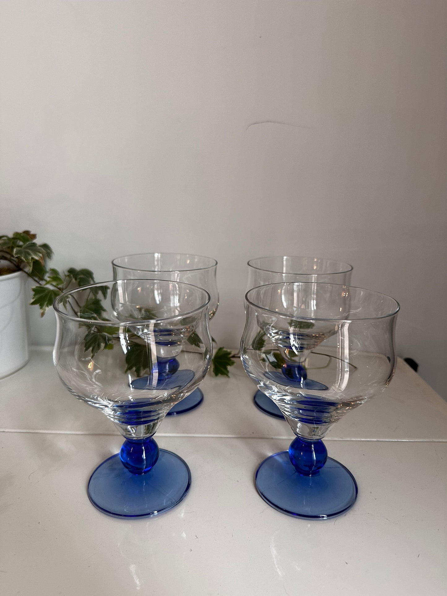 Set van 4 coupe glazen blauwe voet