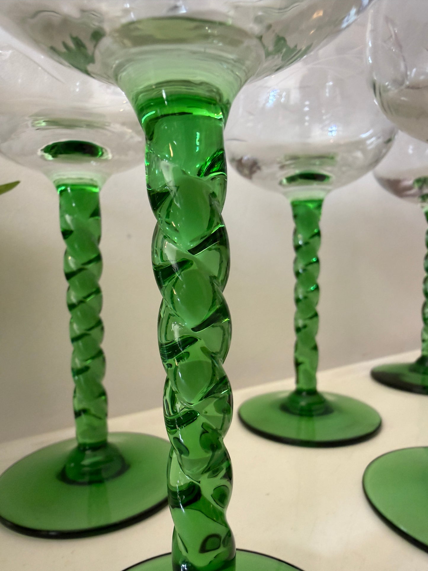 Set van 6 wijnglazen op groene voet