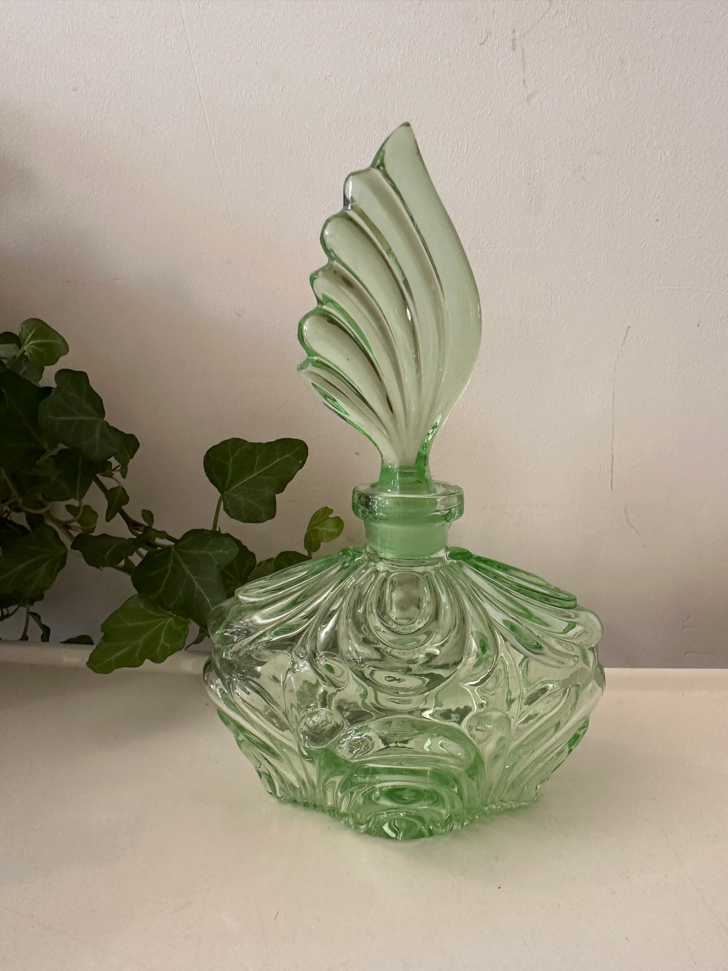 Groen geperst glazen parfumflesje