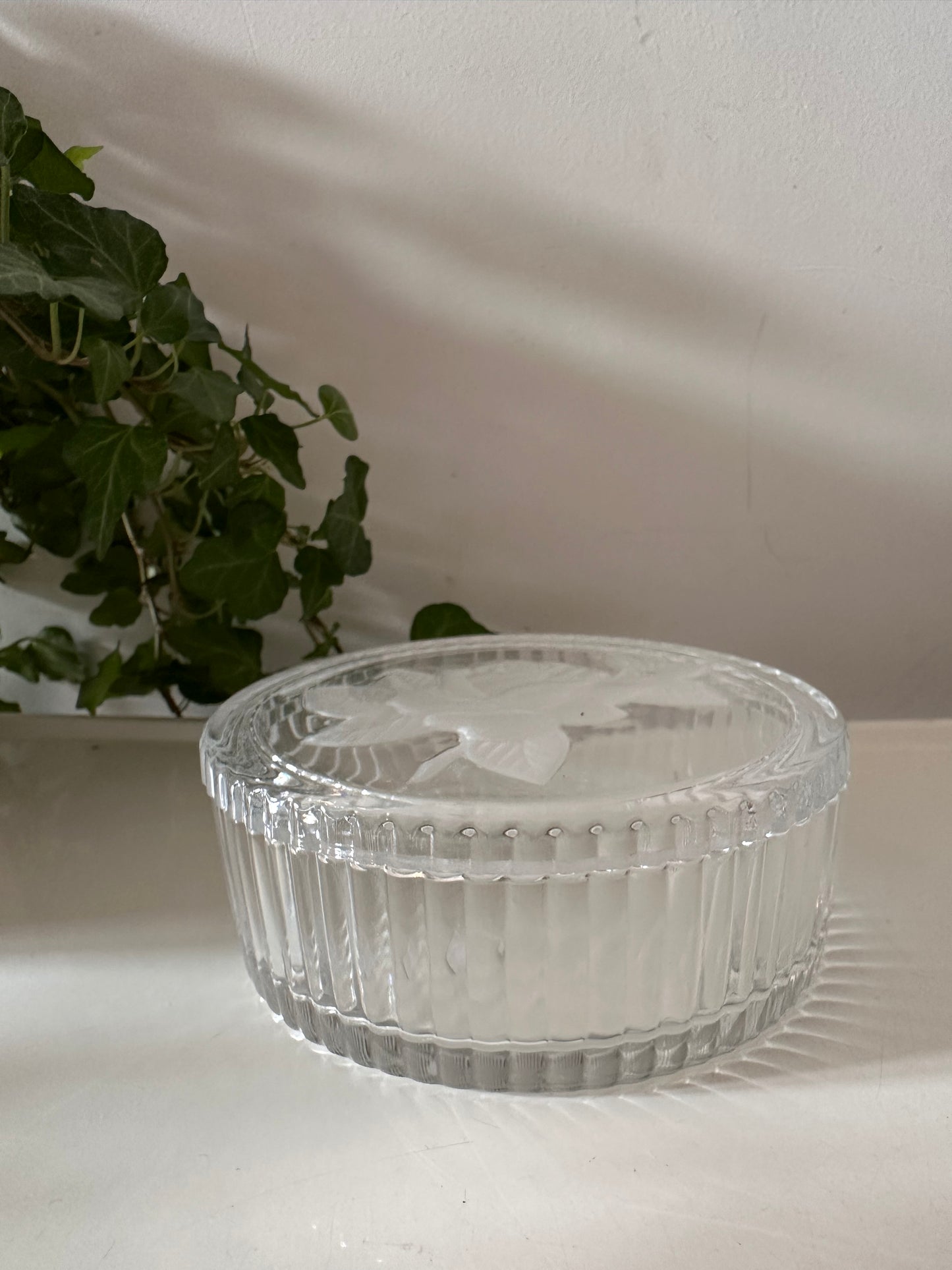 Glazen bewaardoosje met rozendeksel