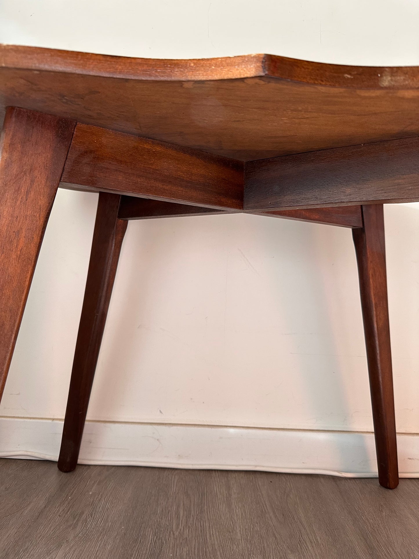 Mid Century tafeltje met golvend blad