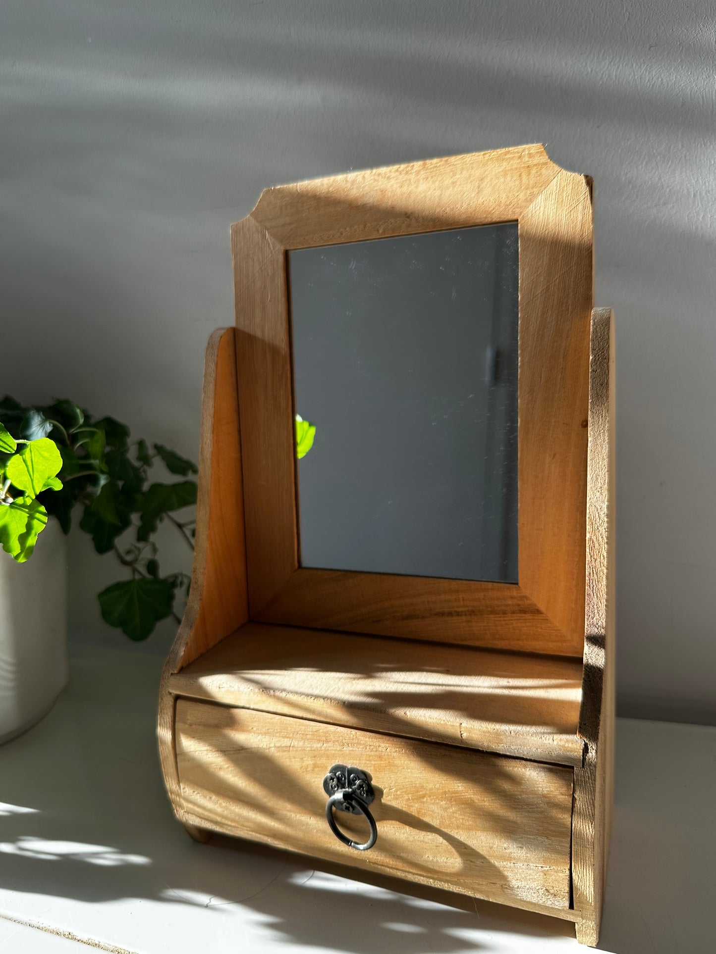 Houten tafelspiegeltje met lade