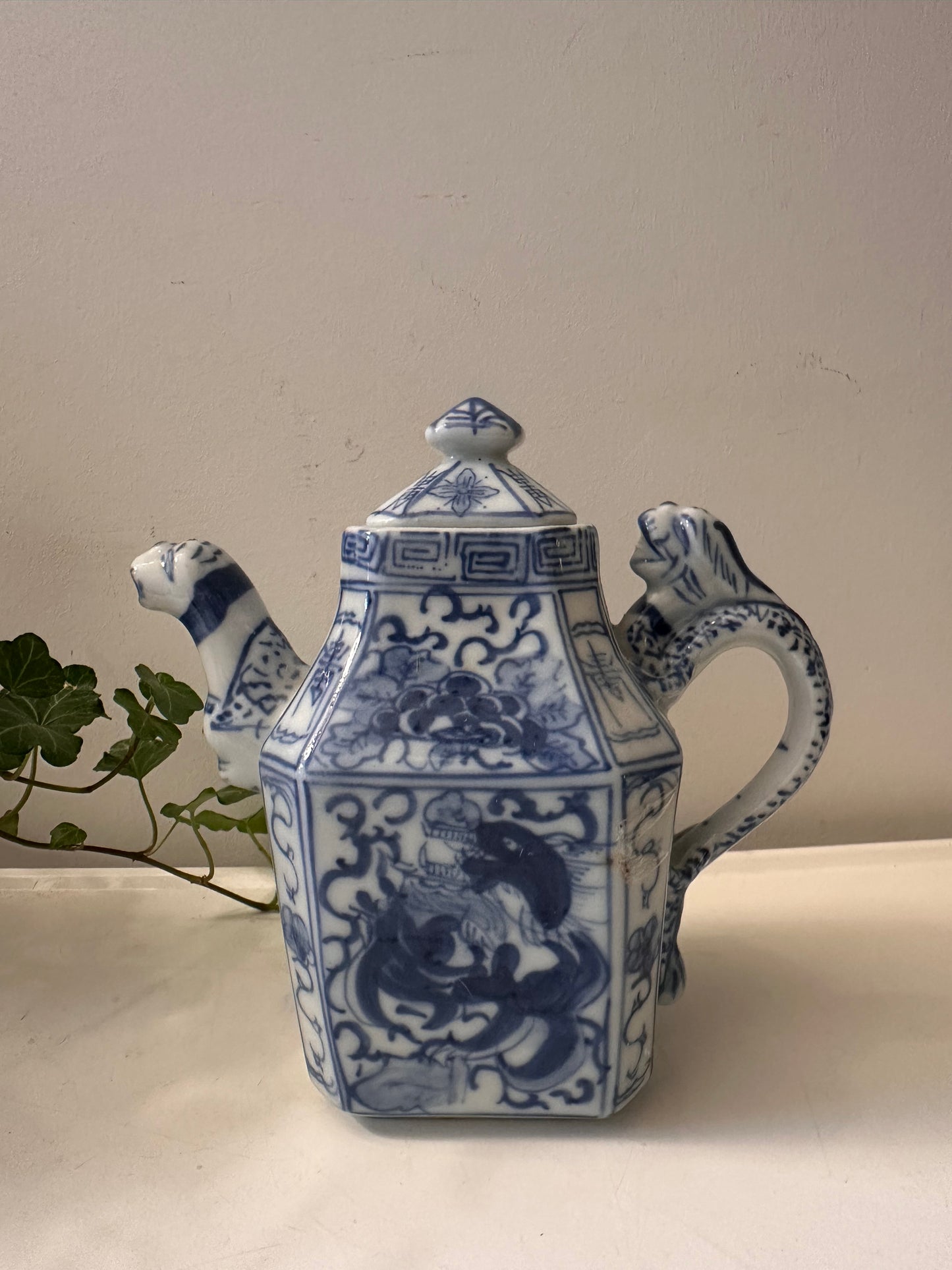 Blauw wit porseleinen theepot