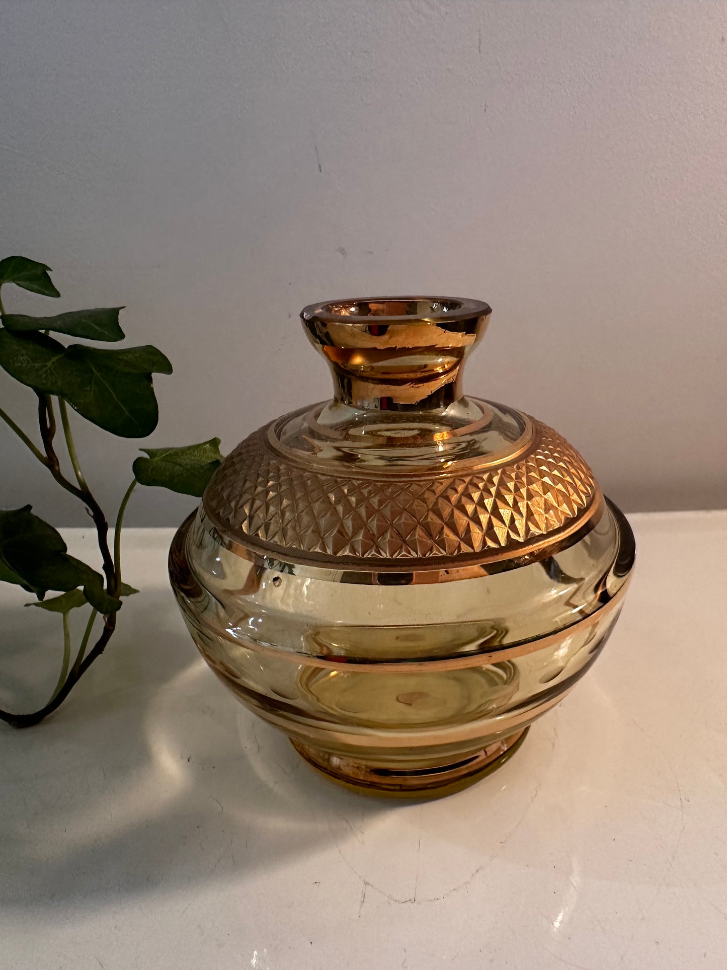 Vintage glazen vaasje met goudkleurig design