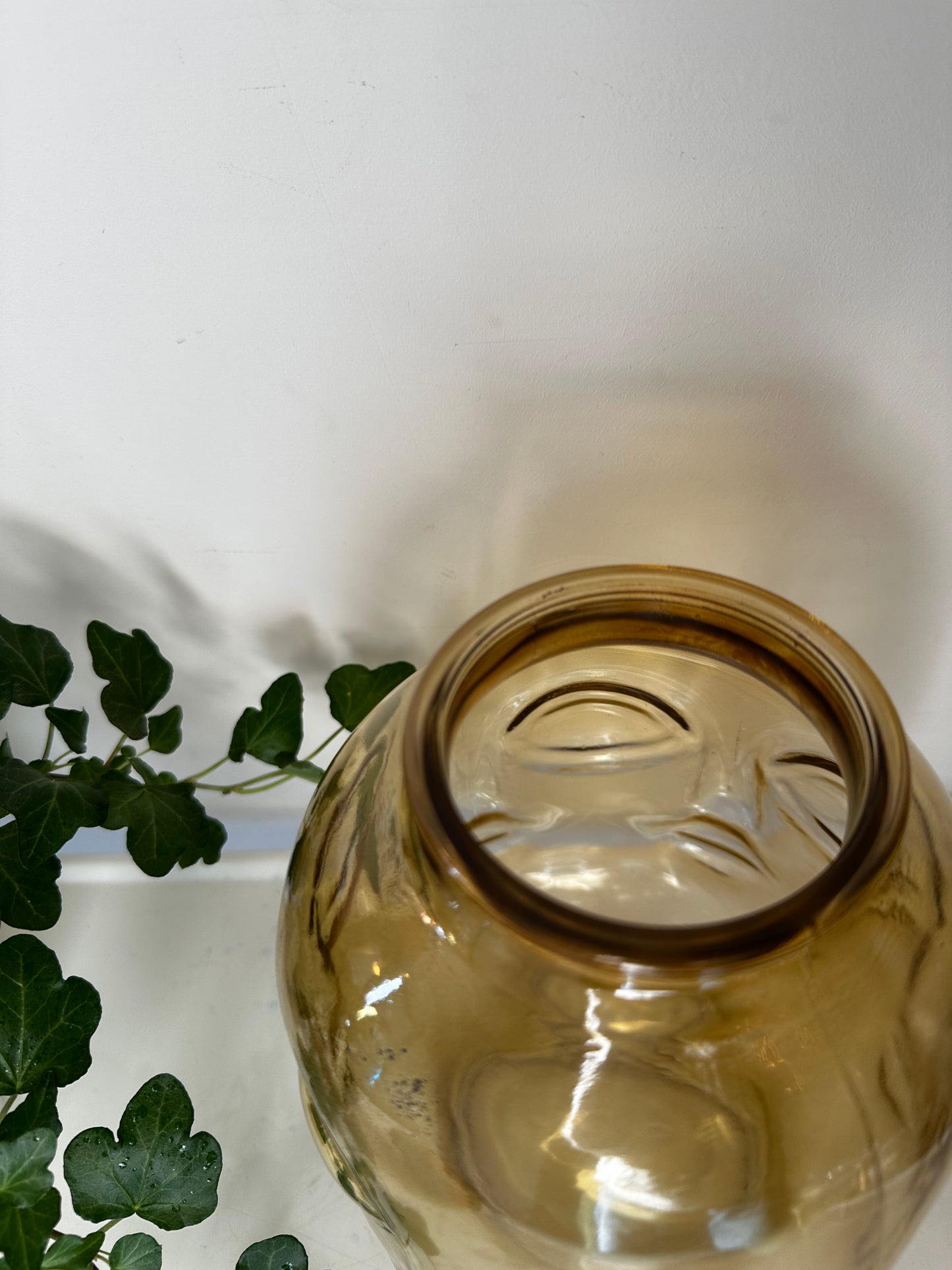 Amberkleurige vintage glazen vaas