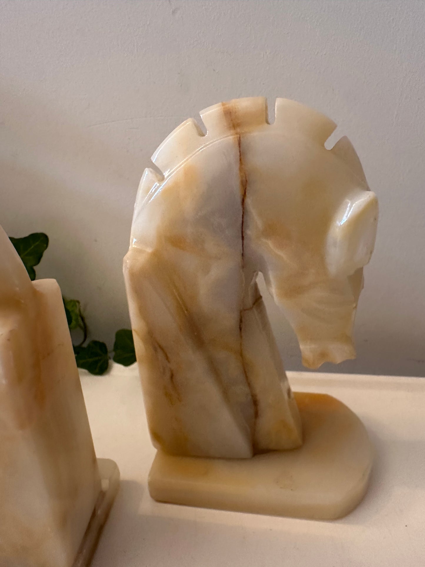 Twee onyx boekensteunen