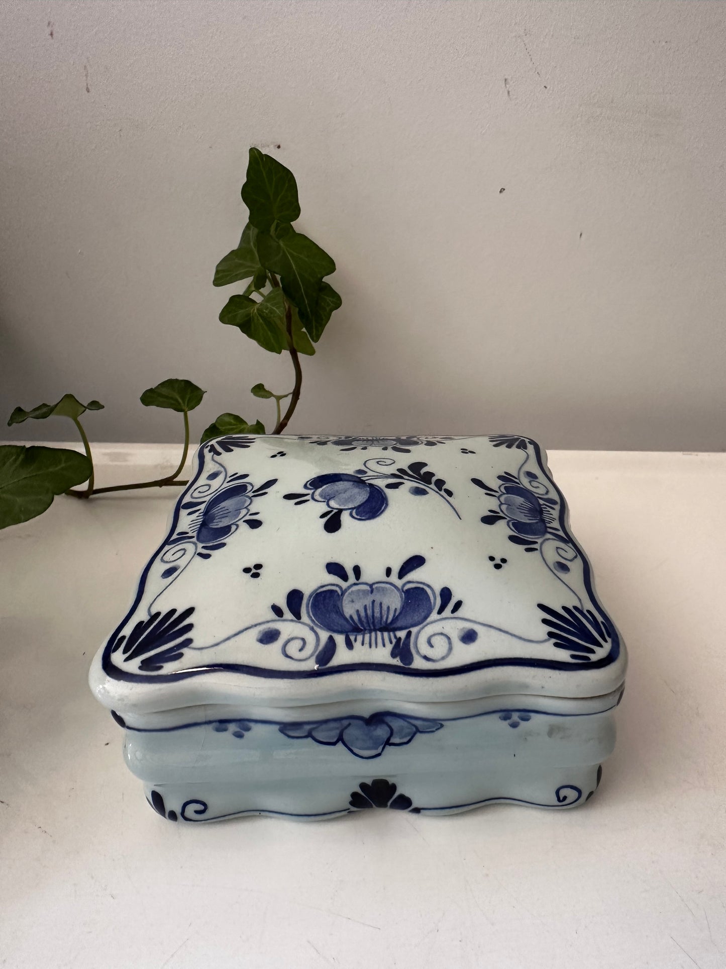 Delft blauw porseleinen doosje gemerkt