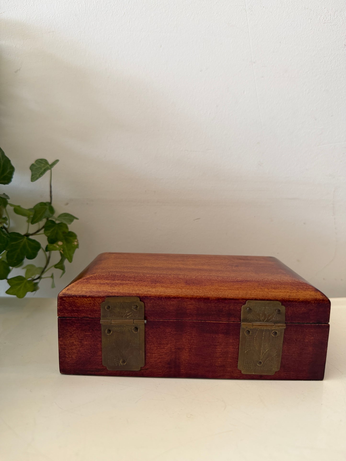 Houten bewaardoosje met messing beslag