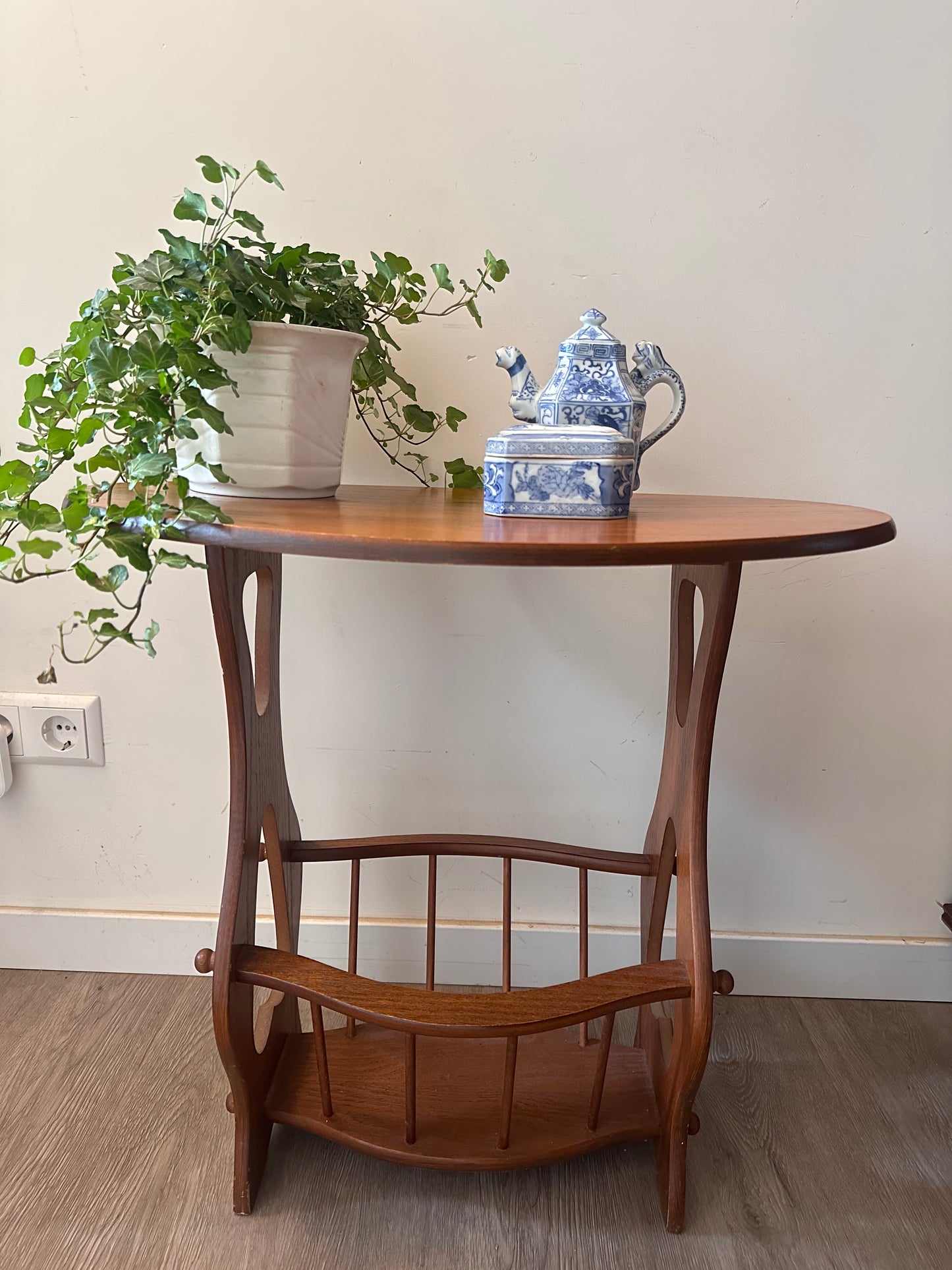 Mid Century bijzettafeltje met krantenrek