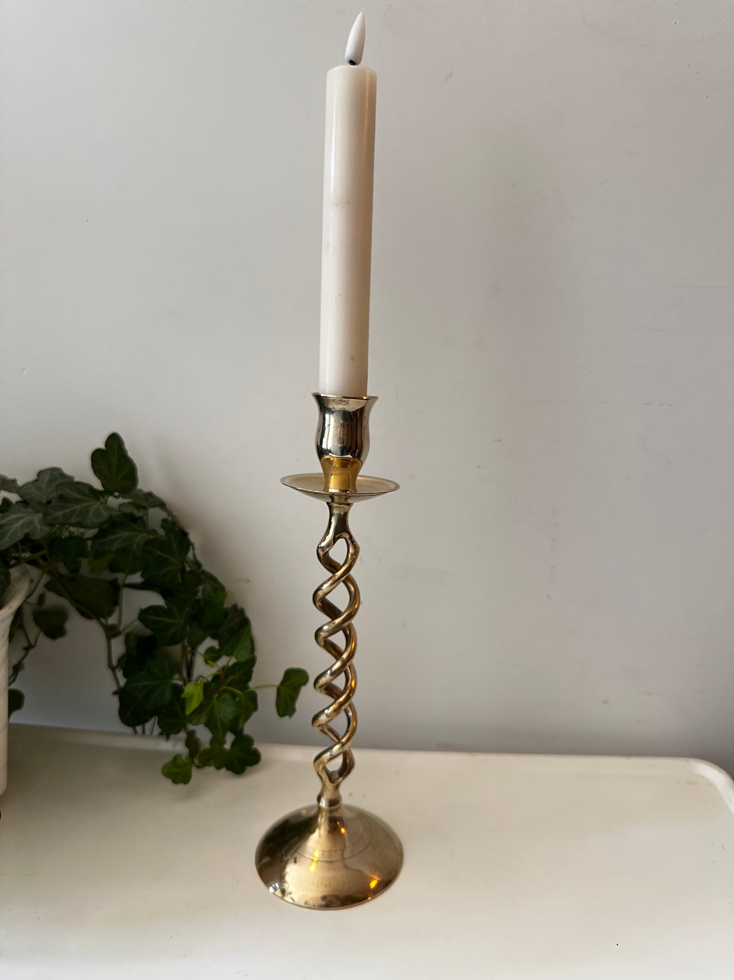 Messing kandelaar gedraaide poot