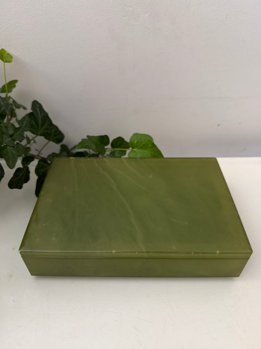 Stenen bewaardoosje met groen gemarmerde tint