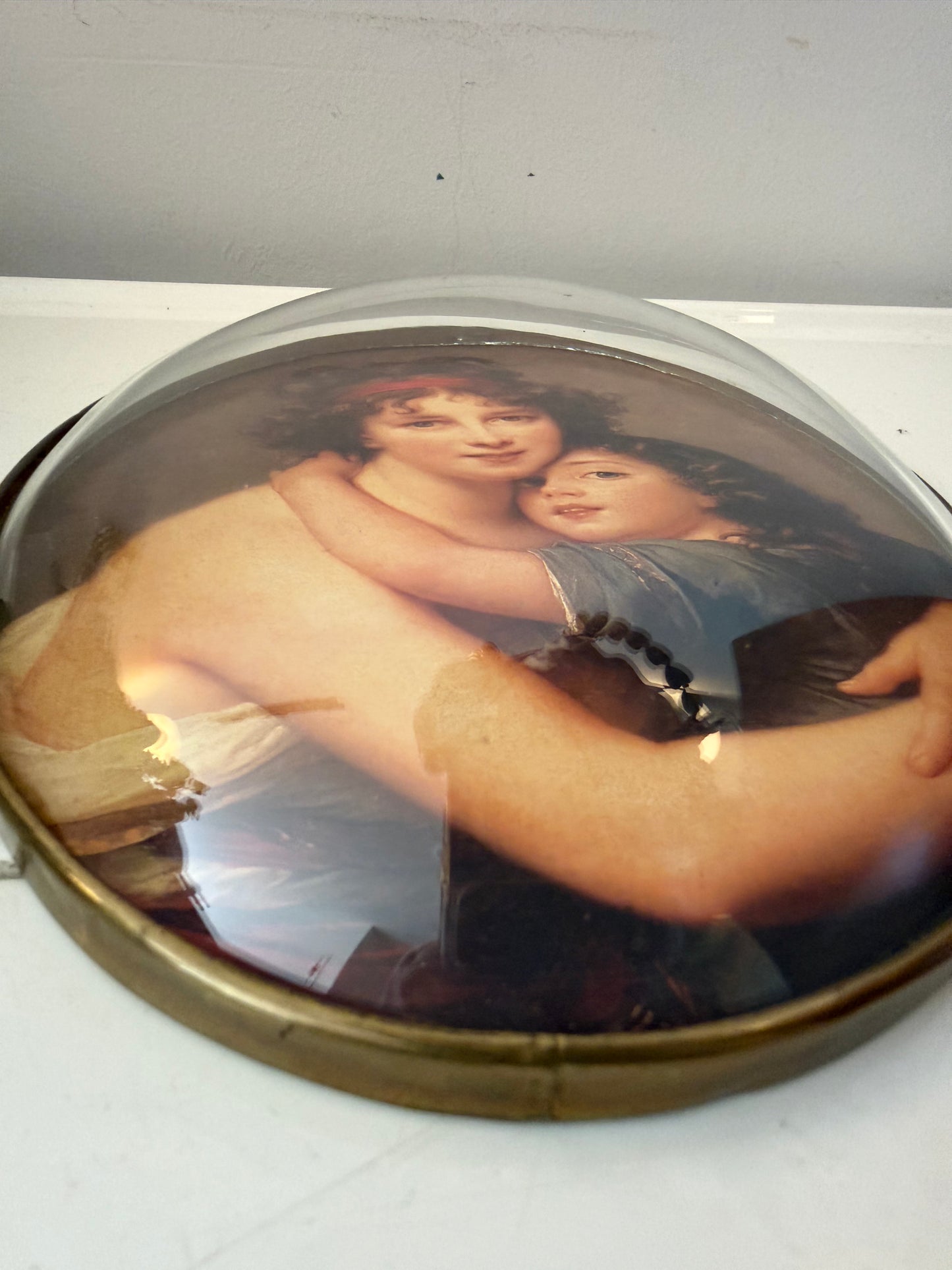 Prent moeder en kind in ovale lijst met bol glas