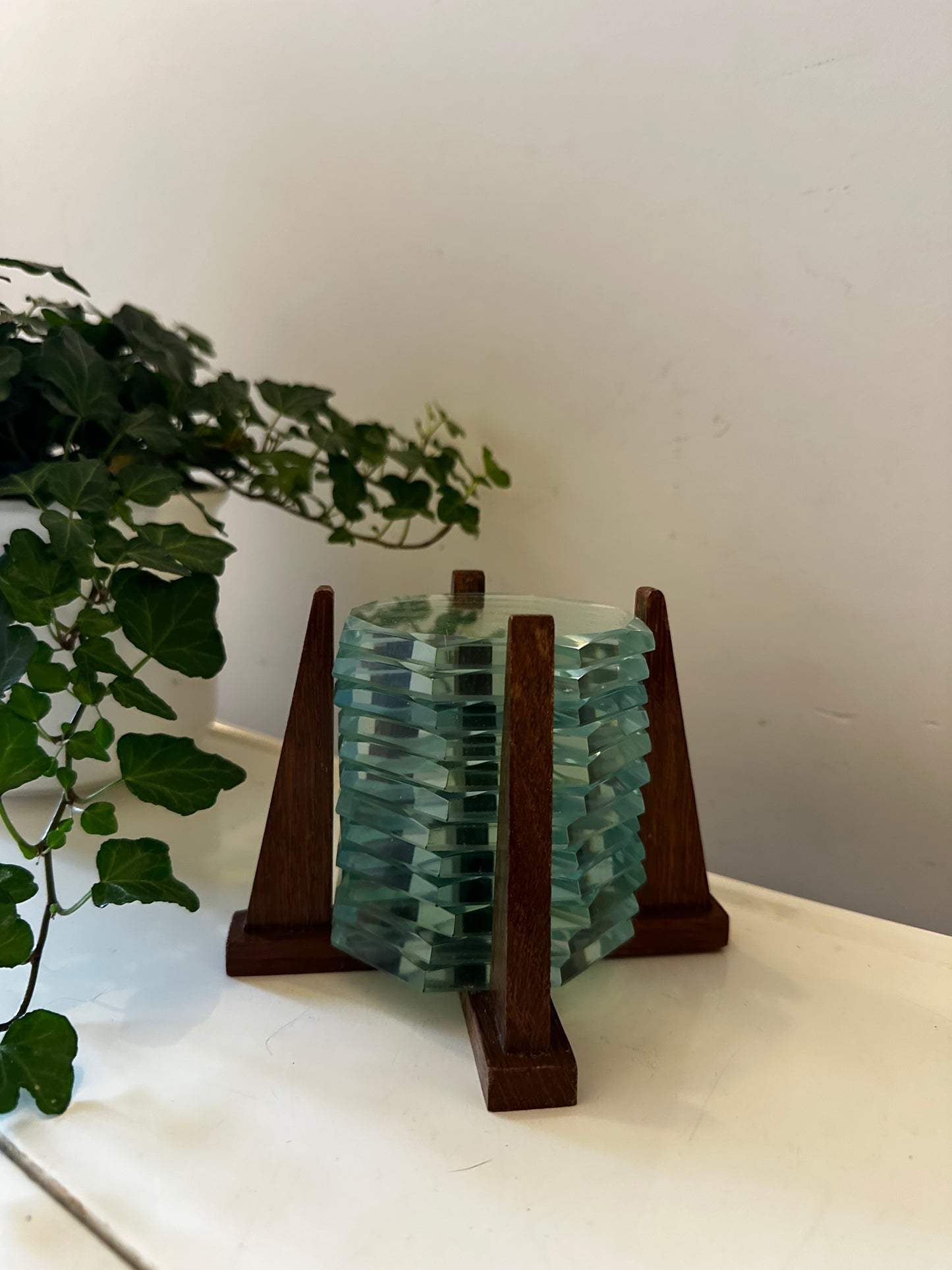 Glazen onderzetters in houten standaard