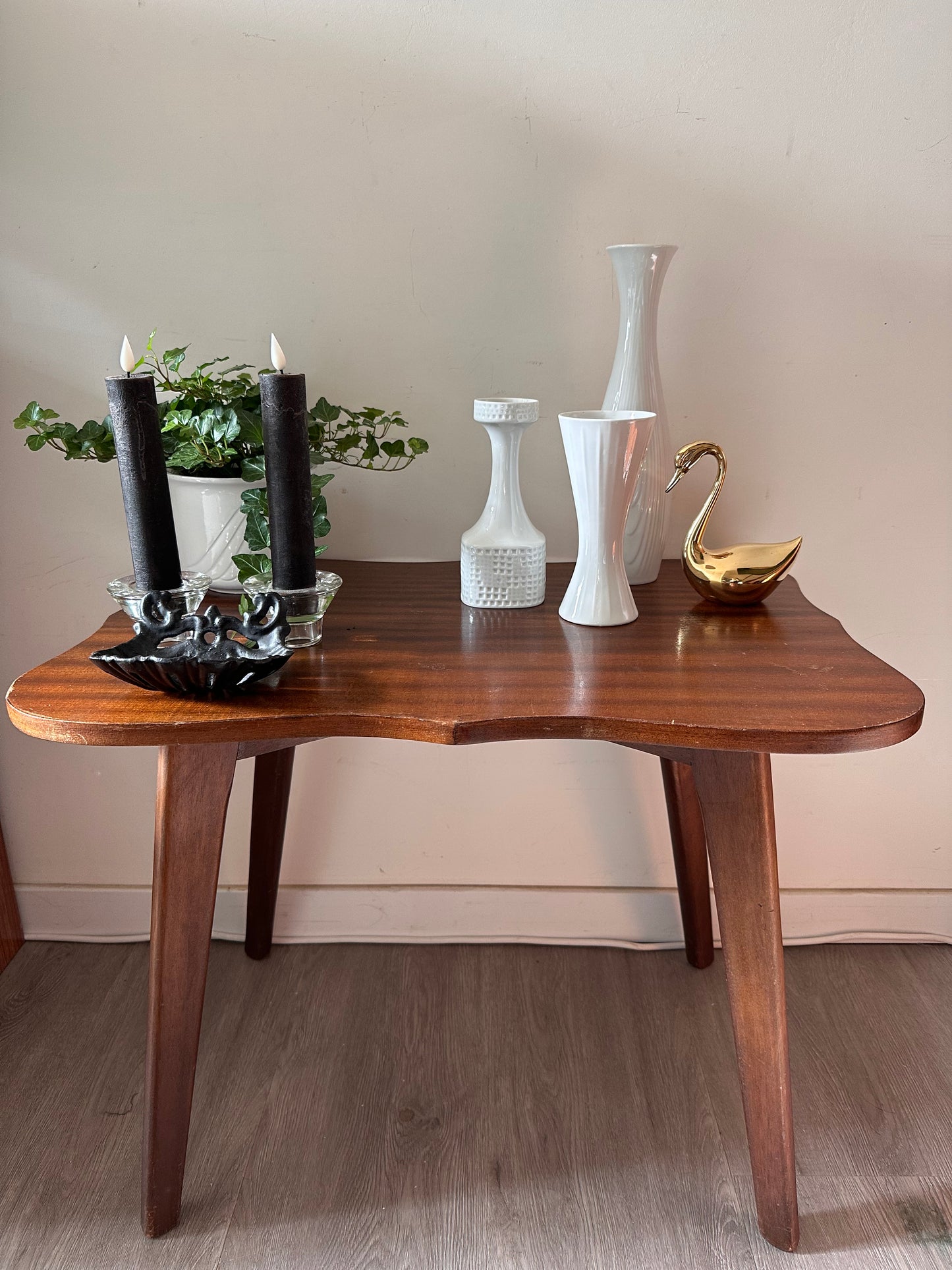 Mid Century tafeltje met golvend blad