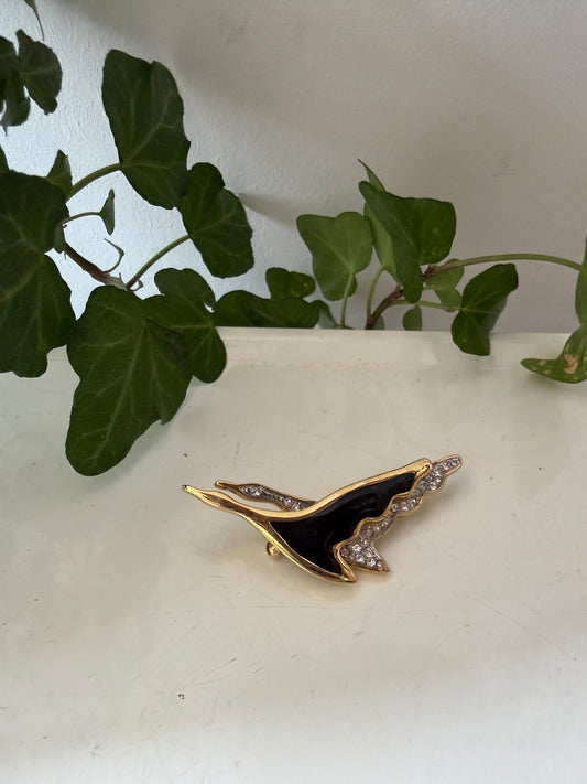 Broche met twee zwanen in zwart en goud kleur