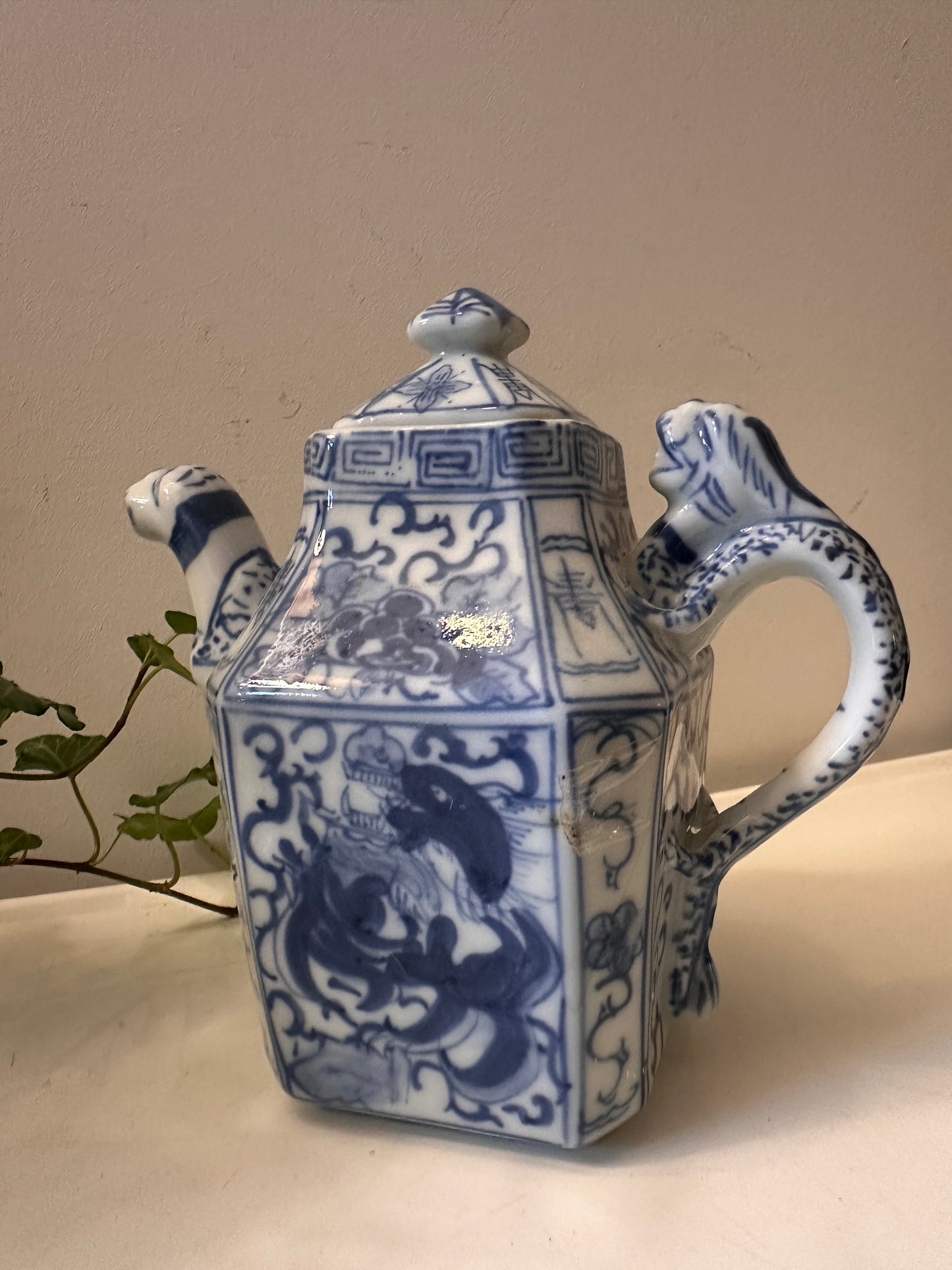 Blauw wit porseleinen theepot