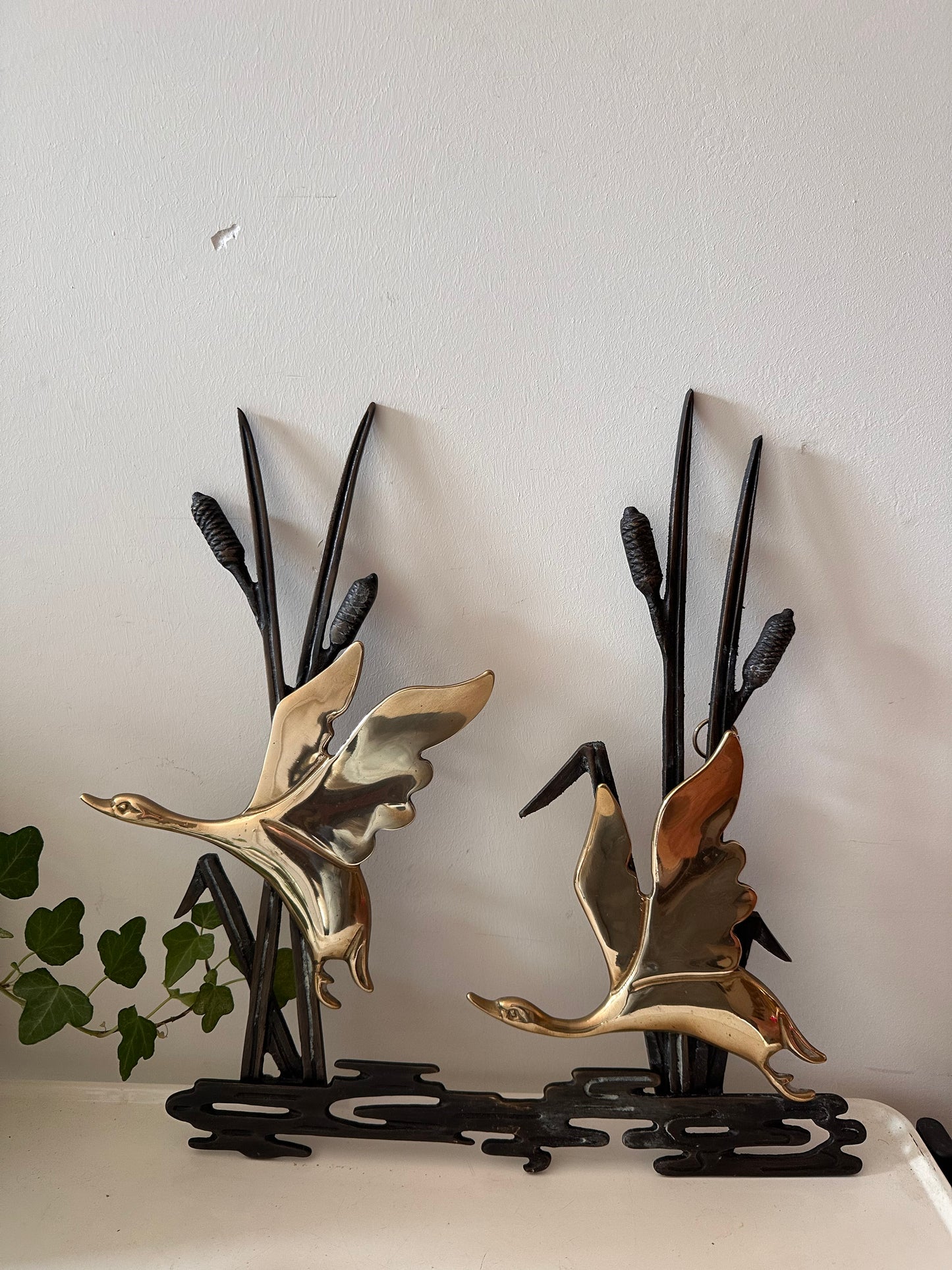 Wanddecoratie messing zwanen in riet