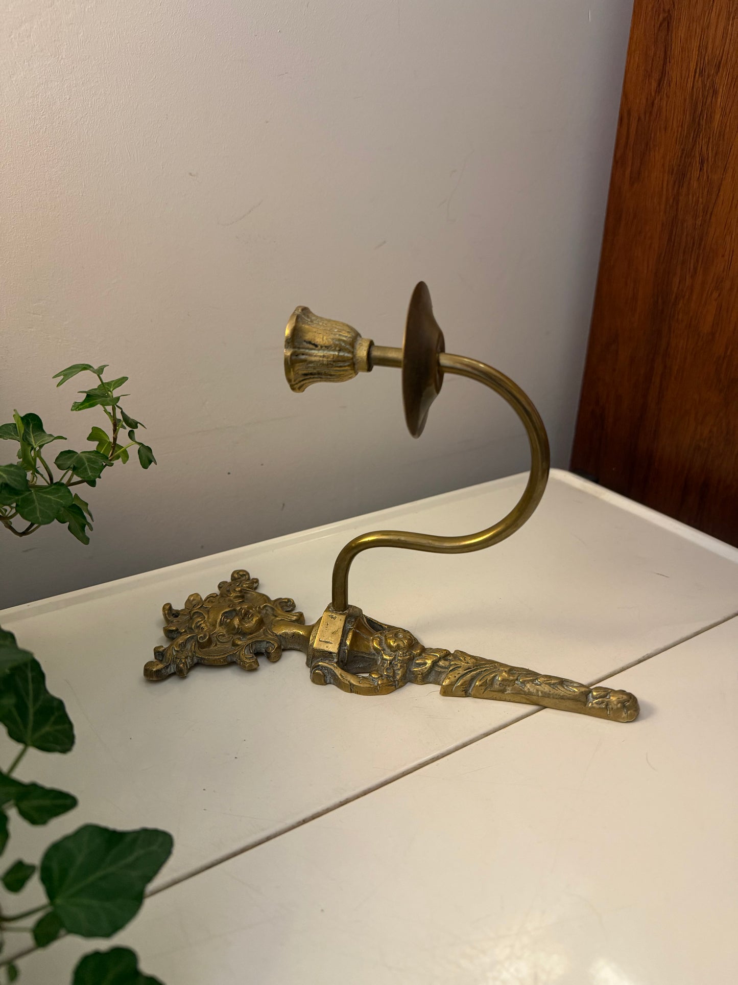 Messing wandkandelaar met ornament