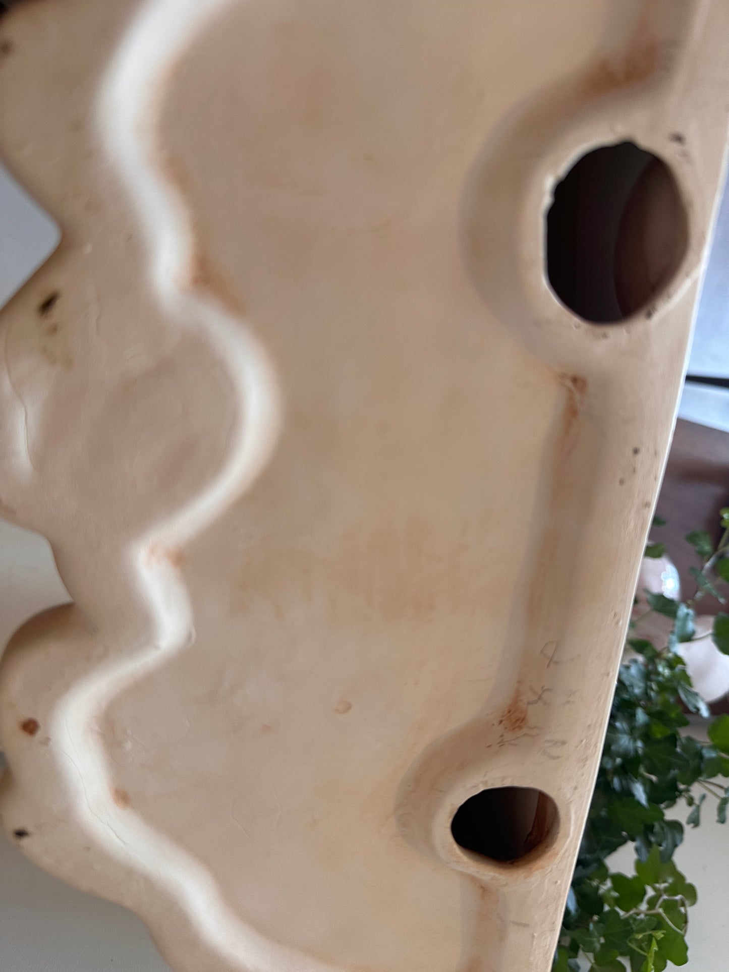 Wandconsole van gips met engelen