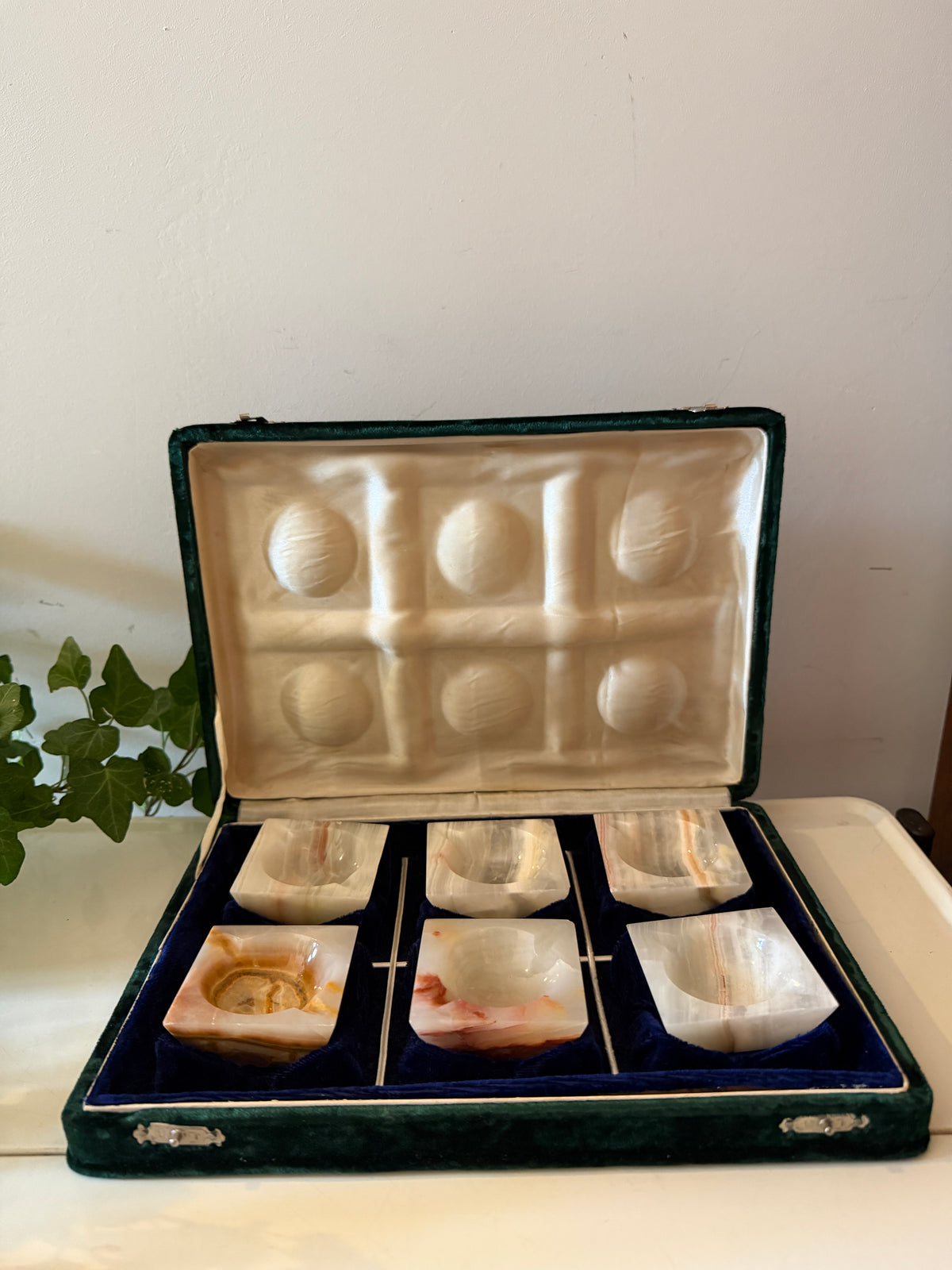 Natuurstenen bakjes in een fluwelen box
