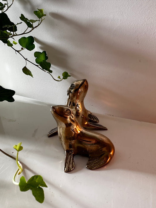 Messing set van twee zeehondjes