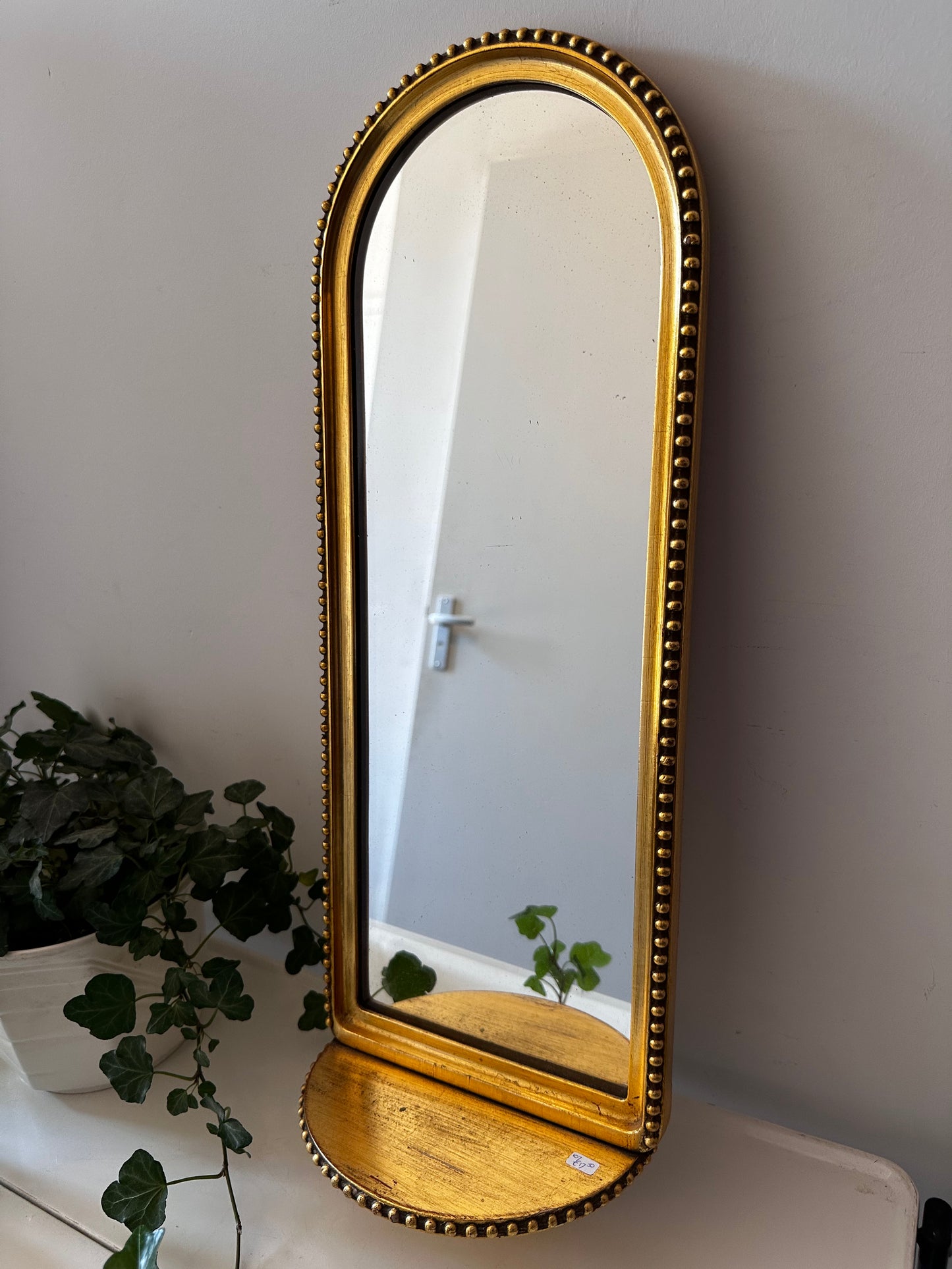 Goudkleurige spiegel met plankje