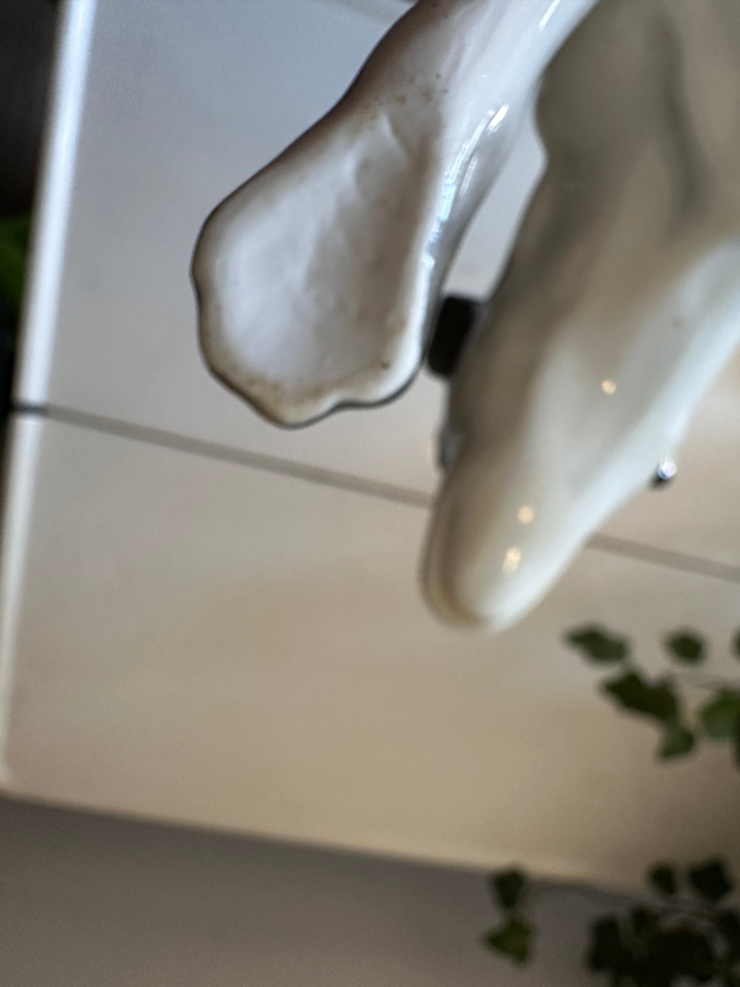 Porseleinen beeldje jachthond