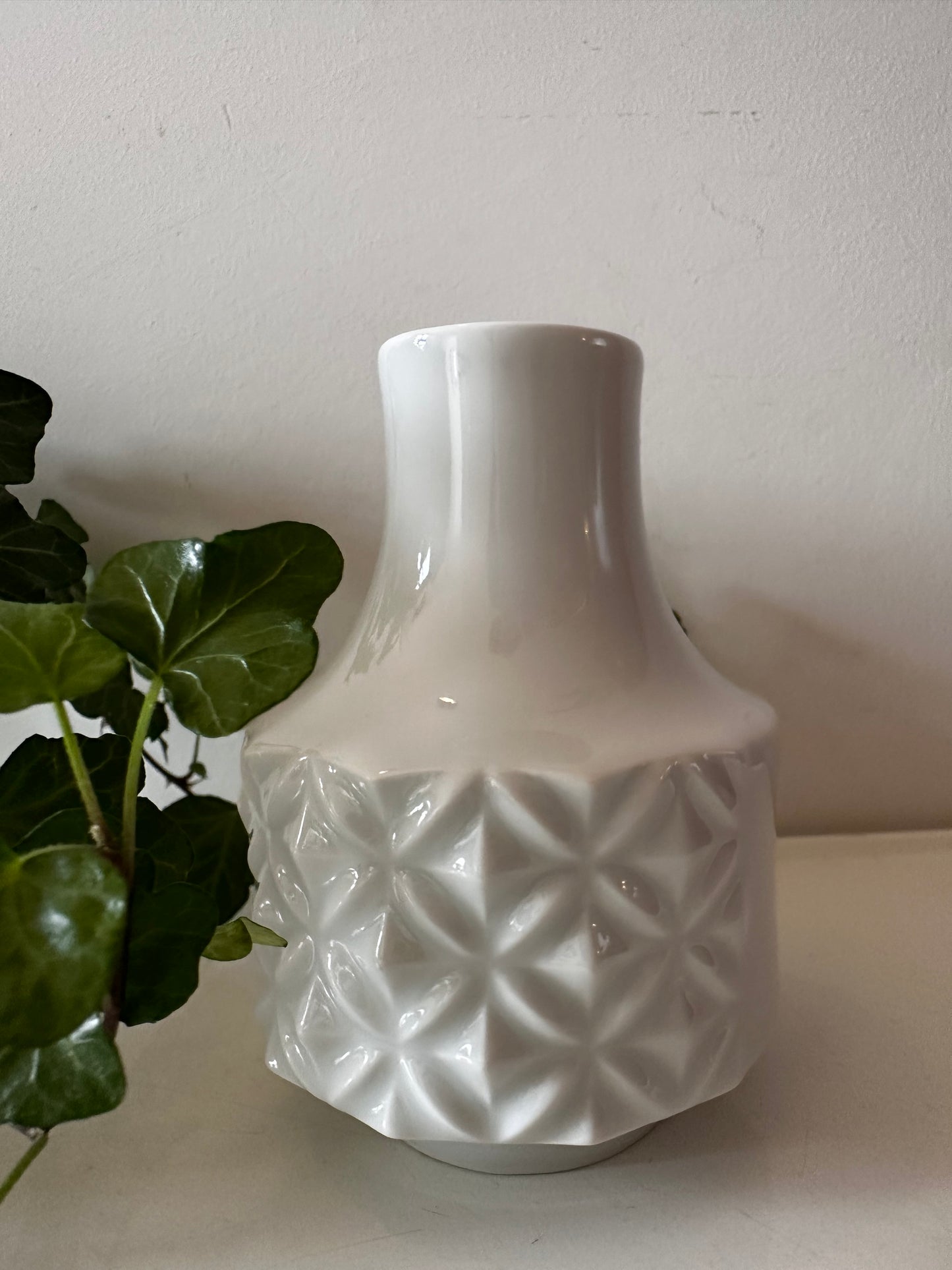 Wit porseleinen winterling vaasje