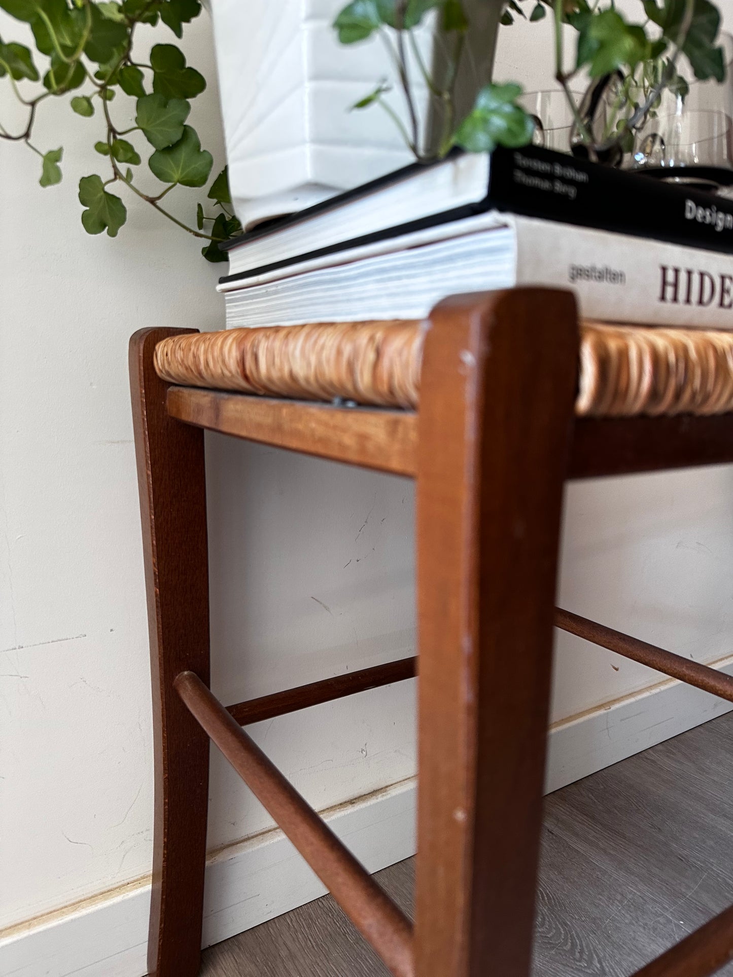 Krukje met rieten zitting