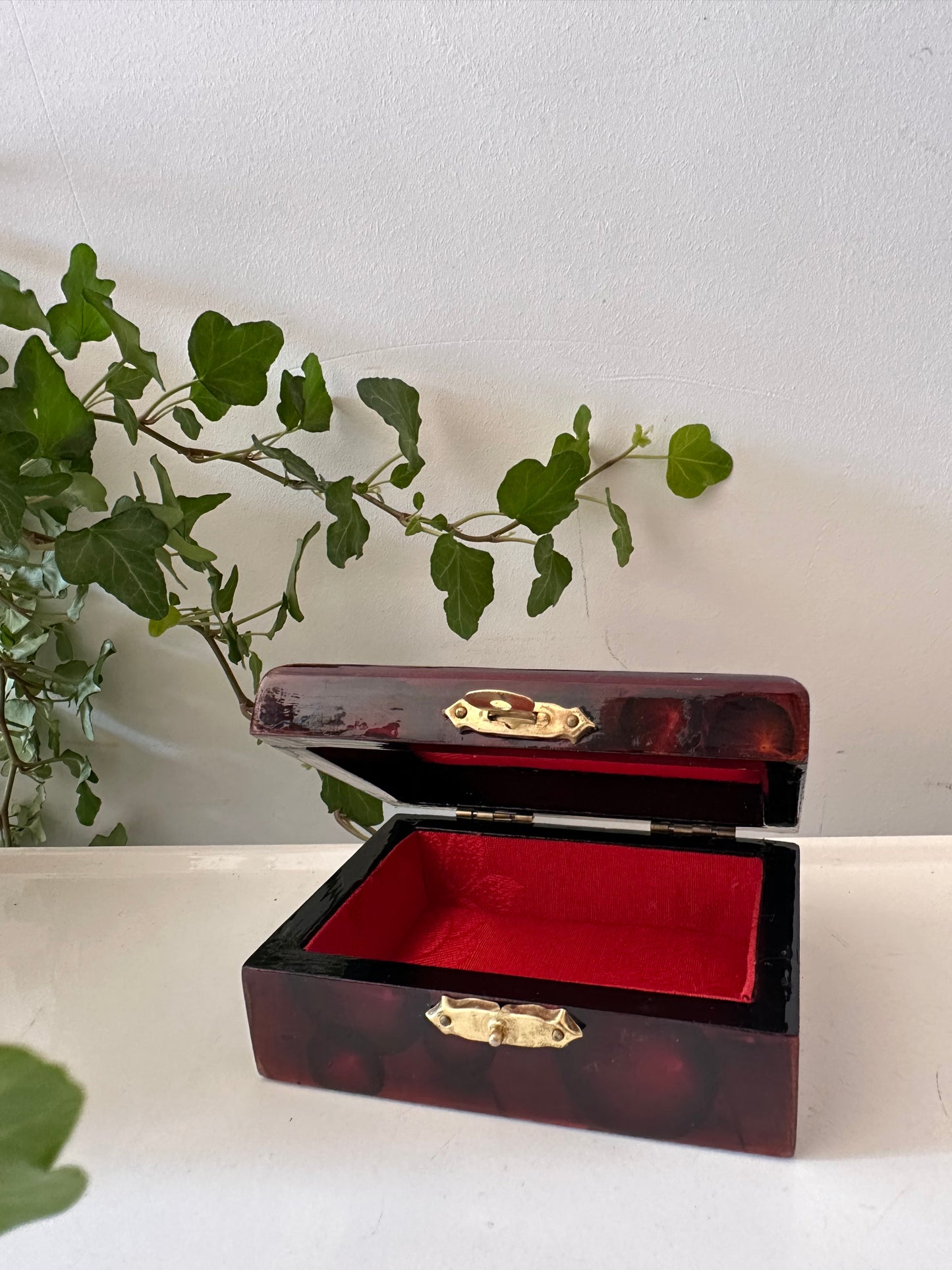 Vintage bewaardoosje met rode binnenkant
