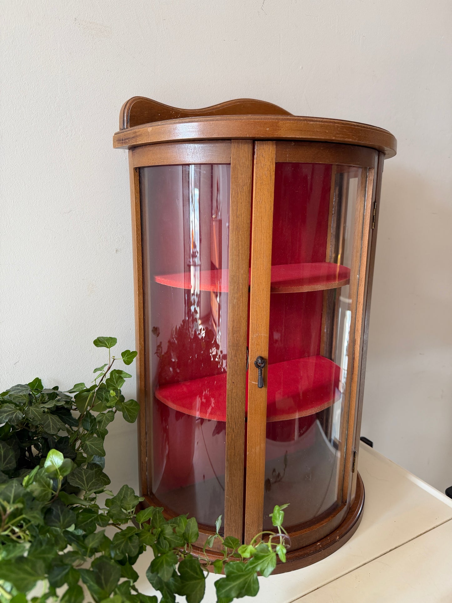 Antiek halfrond pronkkastje met bolglas