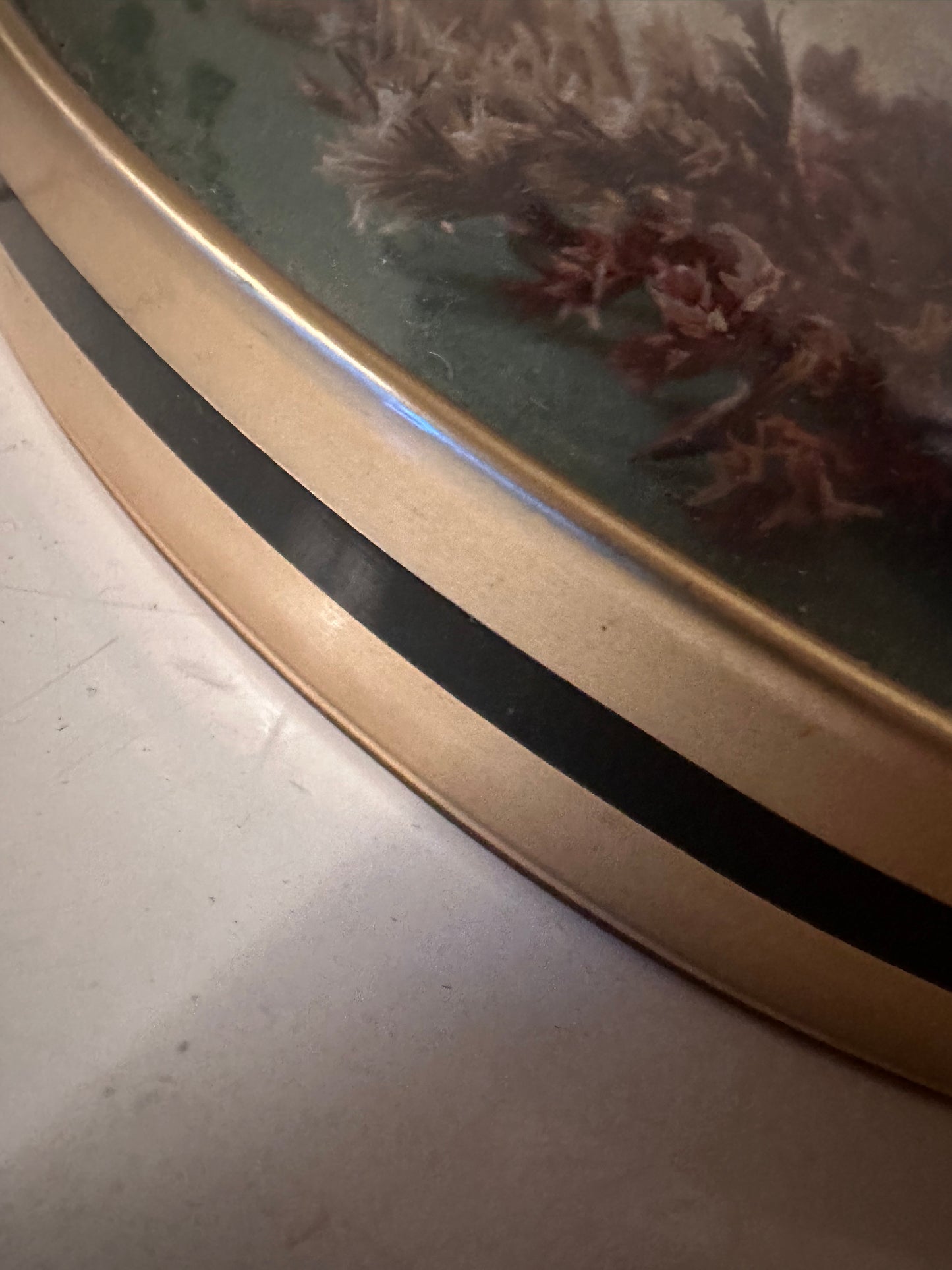 Wanddecoratie van droogbloemen achter gebold glas