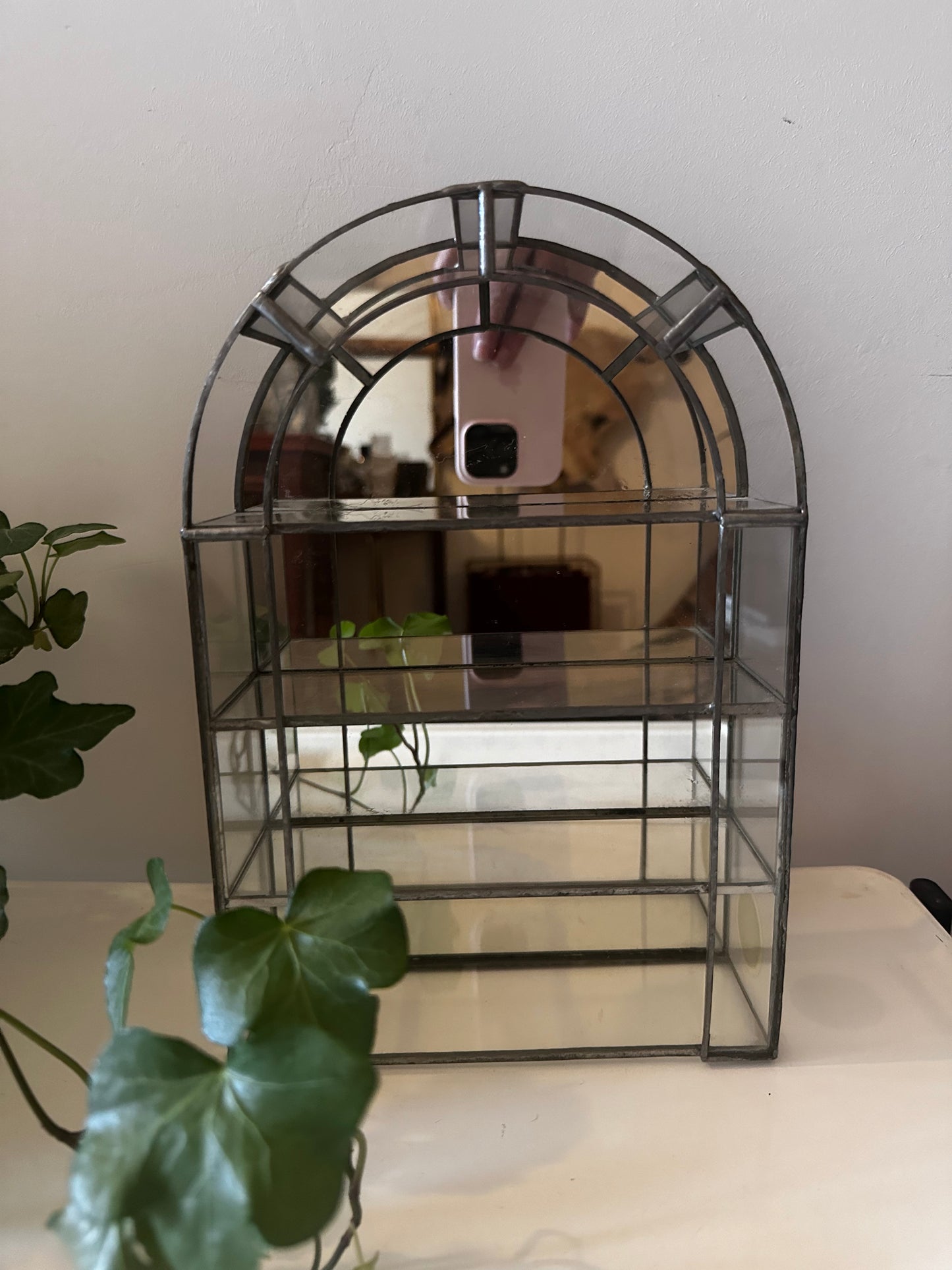 Glazen vitrinekastje met metaal