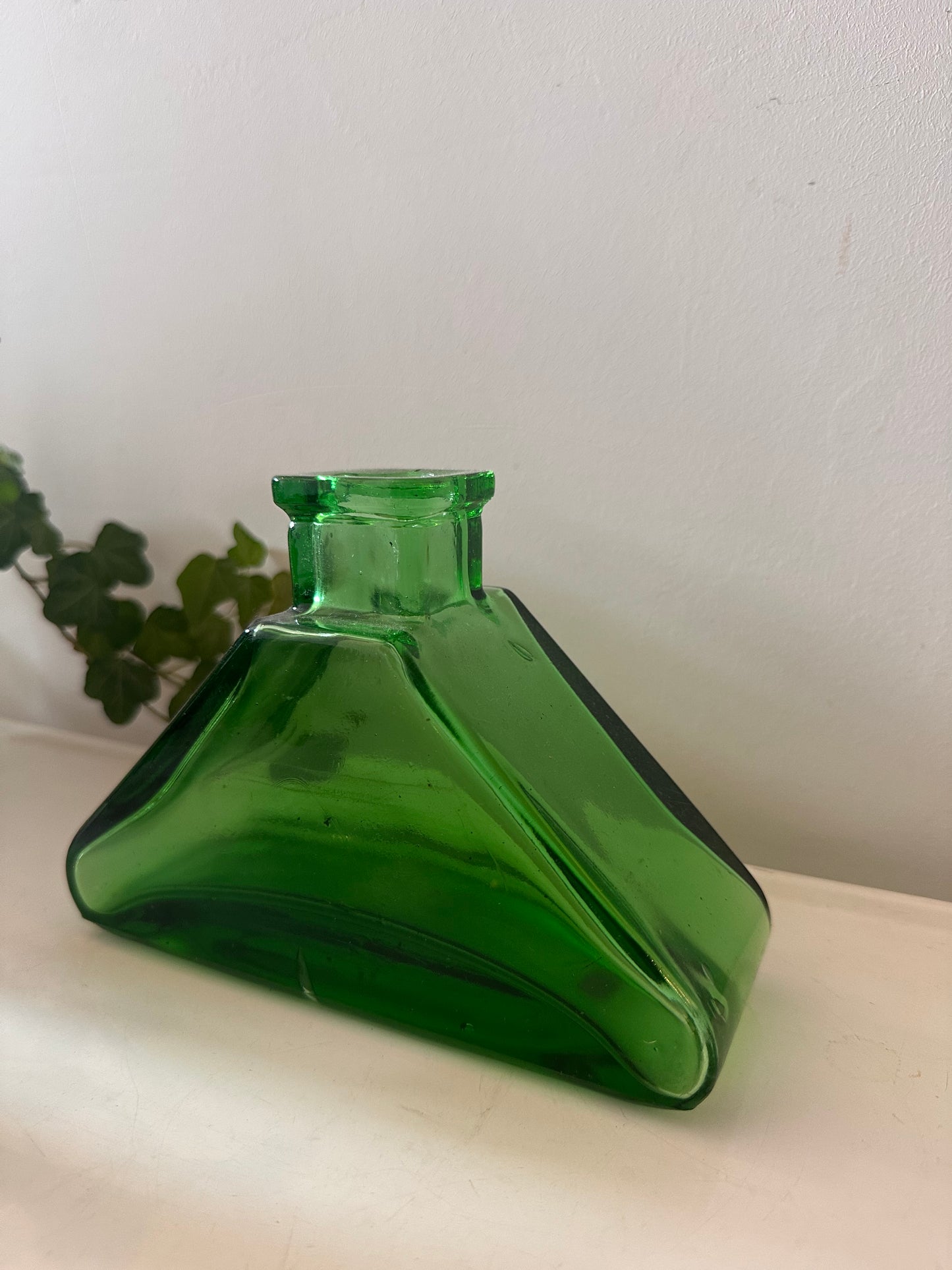 Groene vaasje in driehoek vorm