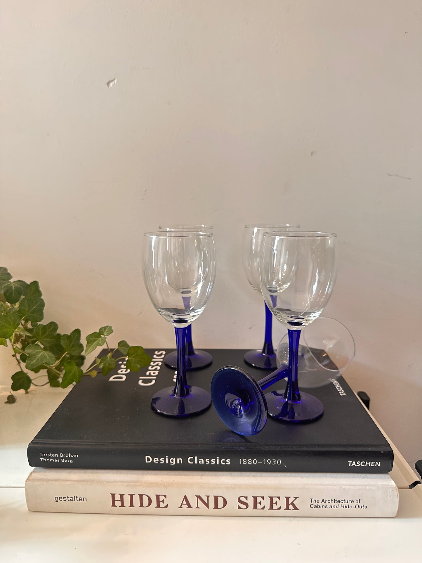 Set van 5 wijnglazen blauwe voet