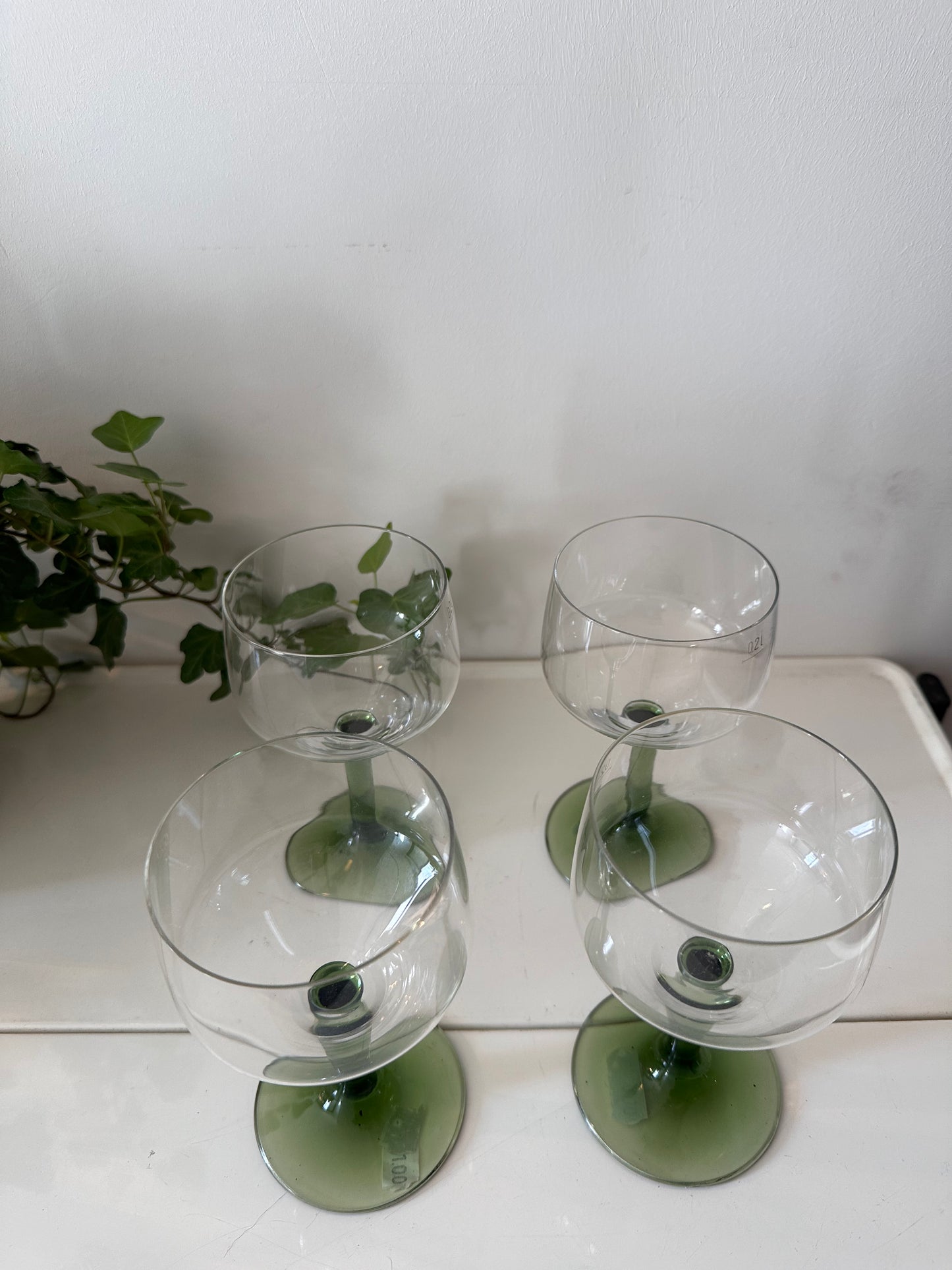 Set van 4 vintage wijnglazen op groene voet