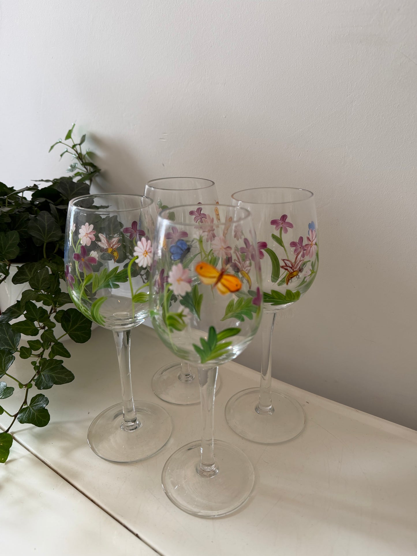 Set van 4 handbeschilderde wijnglazen