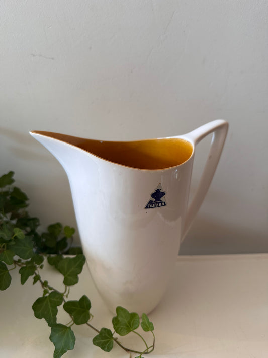 Keramieken jaren 60 kan met geel geglazuurde binnenkant