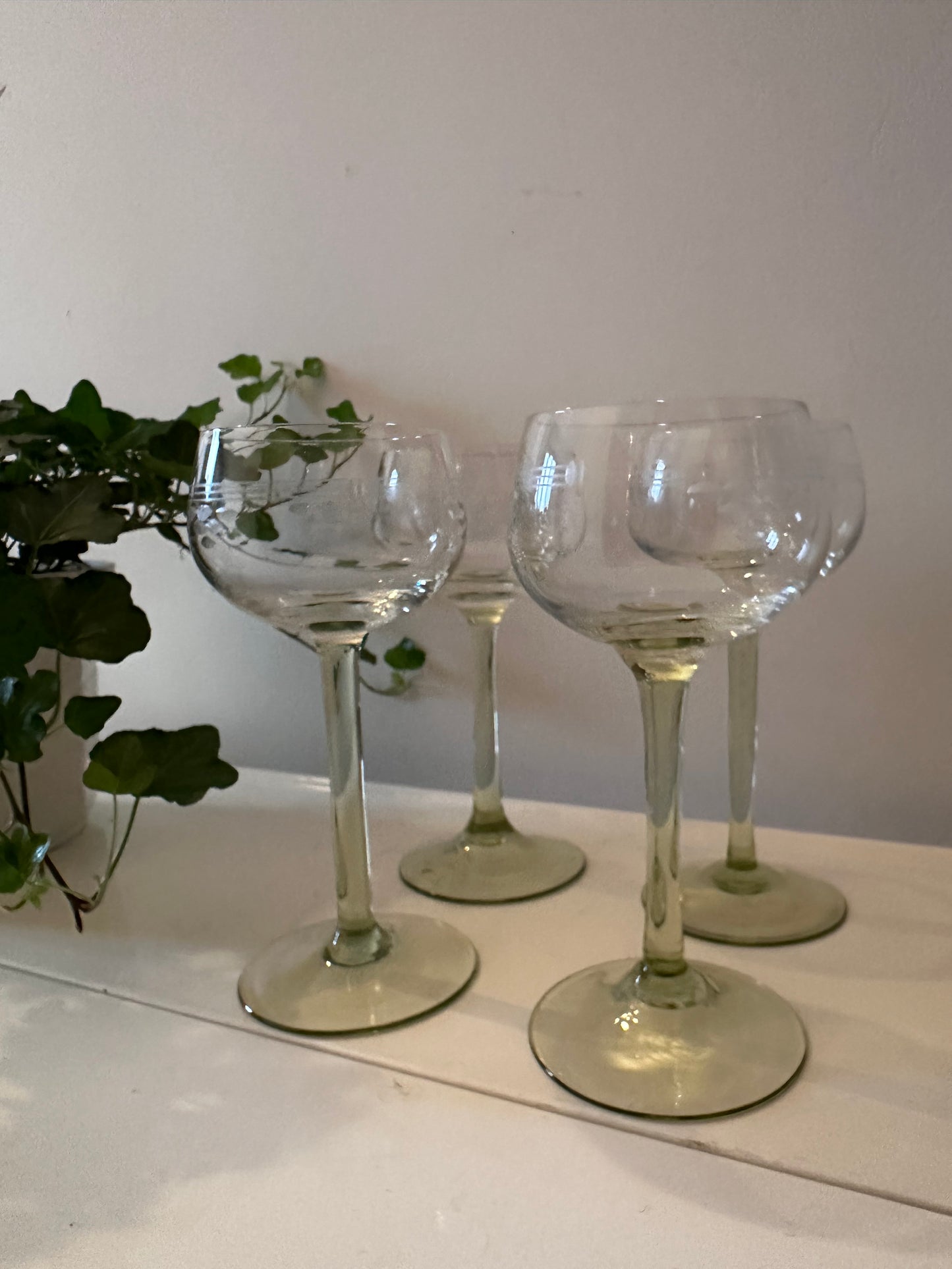 Set van 4 vintage wijnglazen groene voet