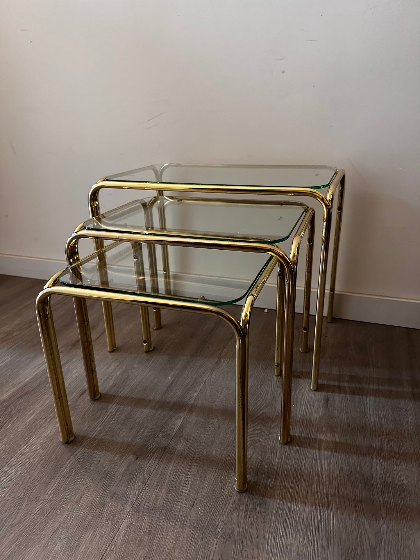 Messing met glazen Mimi set nesting tables